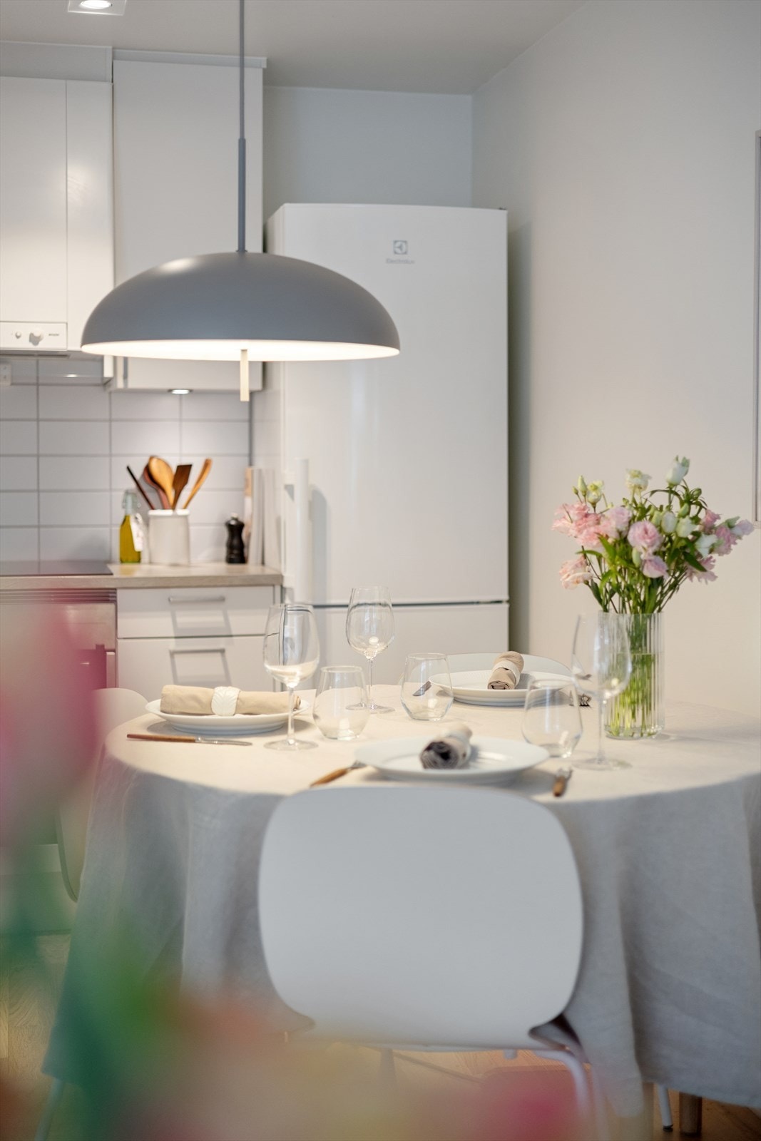 Den åpne løsningen mellom stue og kjøkken gjør det både sosialt og hyggelig å kokkelere mens du har gjestene rundt deg. Galleribilde