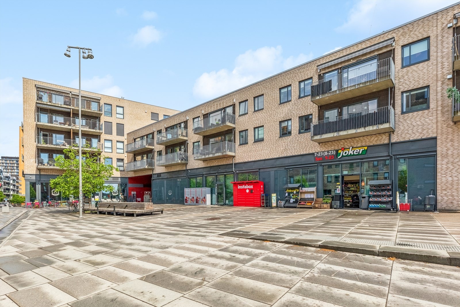 I umiddelbar nærhet ligger søndagsåpen Joker. Galleribilde