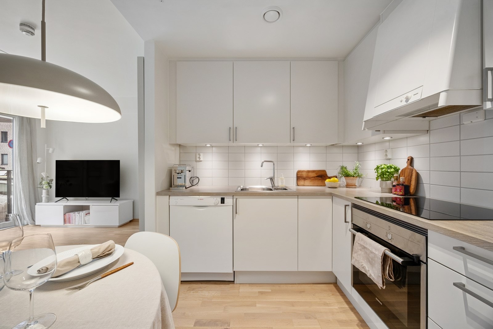 Over benken er det montert fliser og belysning under overskapene. Galleribilde