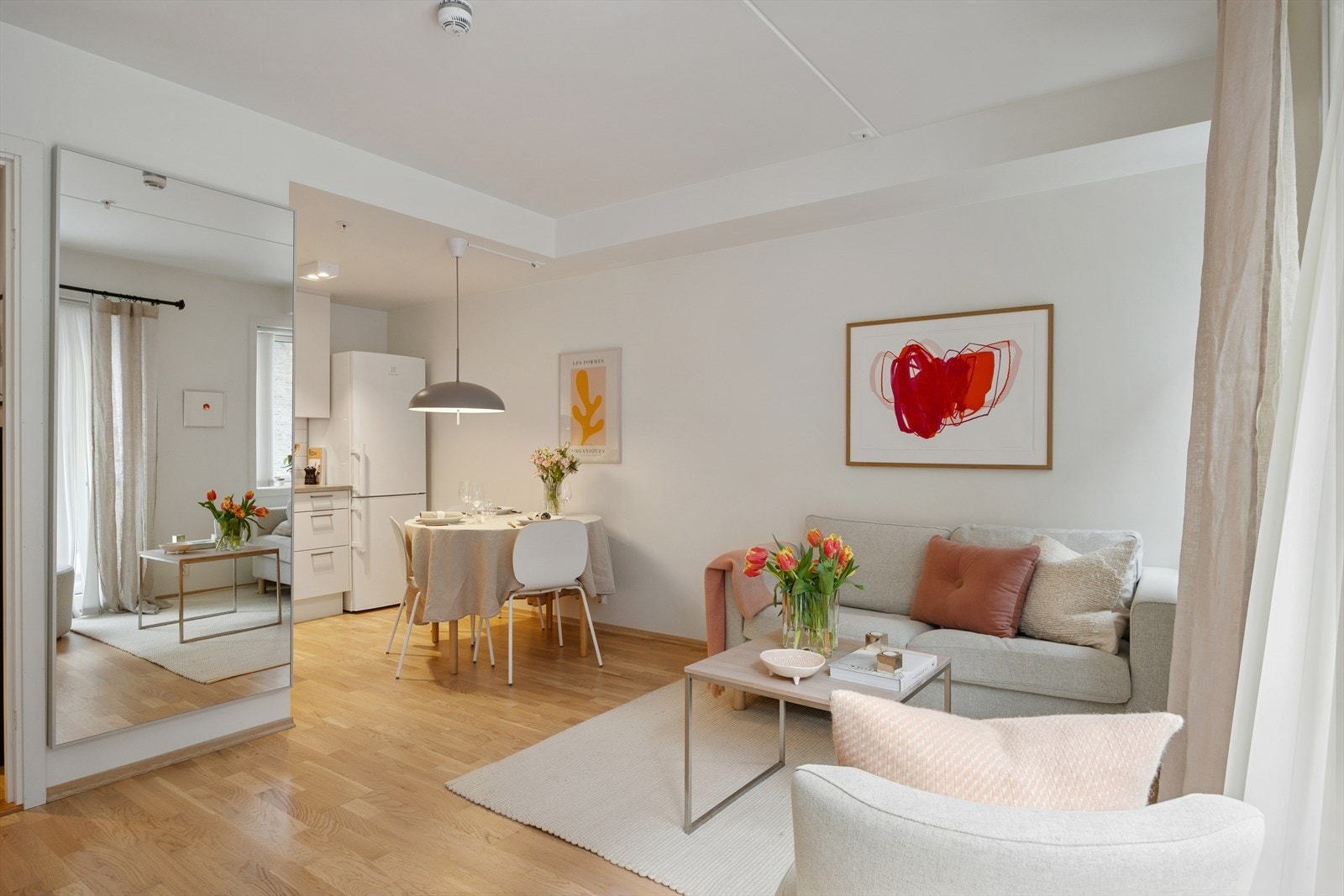 Oppholdsrommets utforming gir gode muligheter for naturlig soneinndeling. Galleribilde