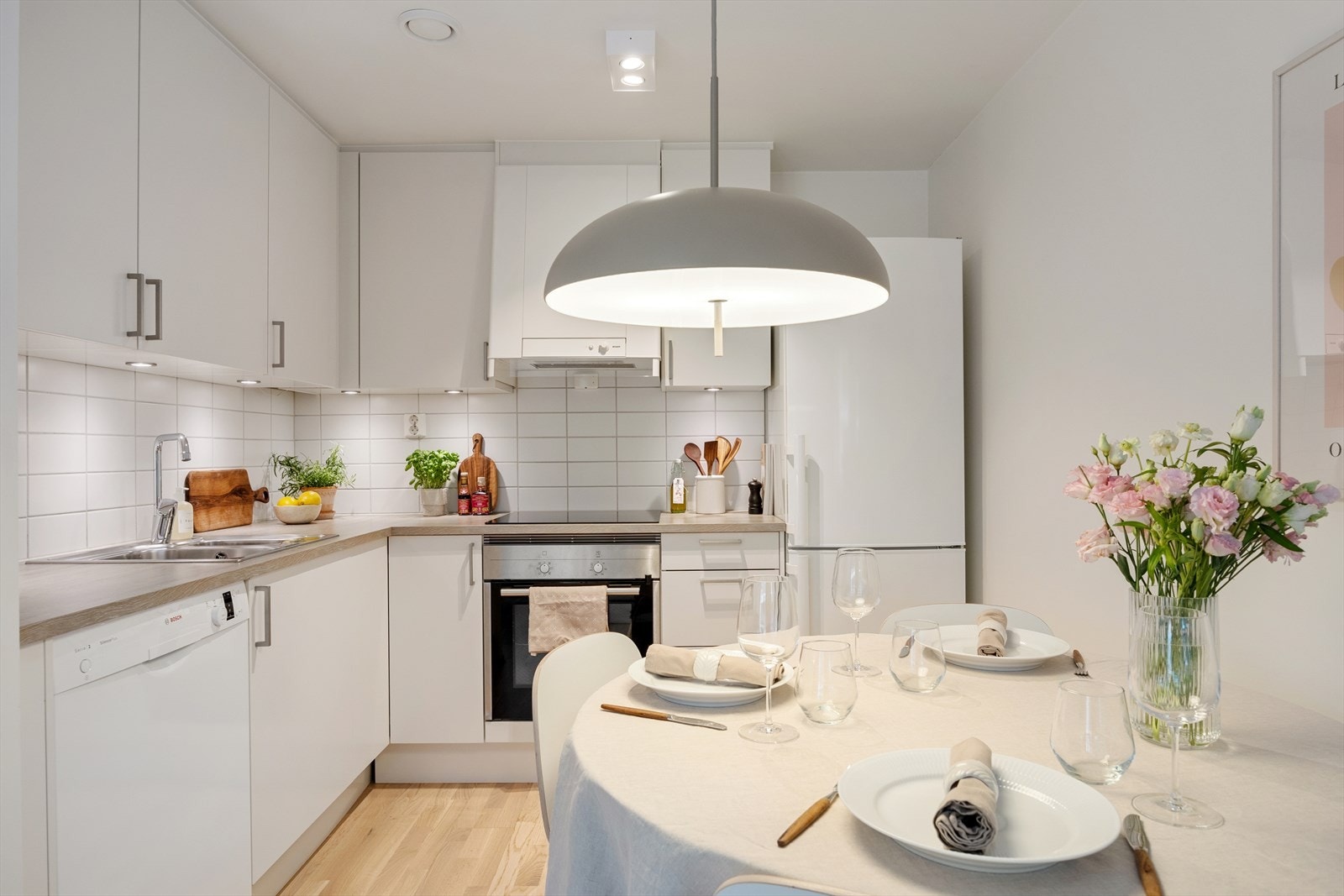 Kjøkkenet har en tidløs Sigdal-innredning med slette fronter og en laminatbenkeplate med oppvaskkum og ettgreps blandebatteri. Galleribilde