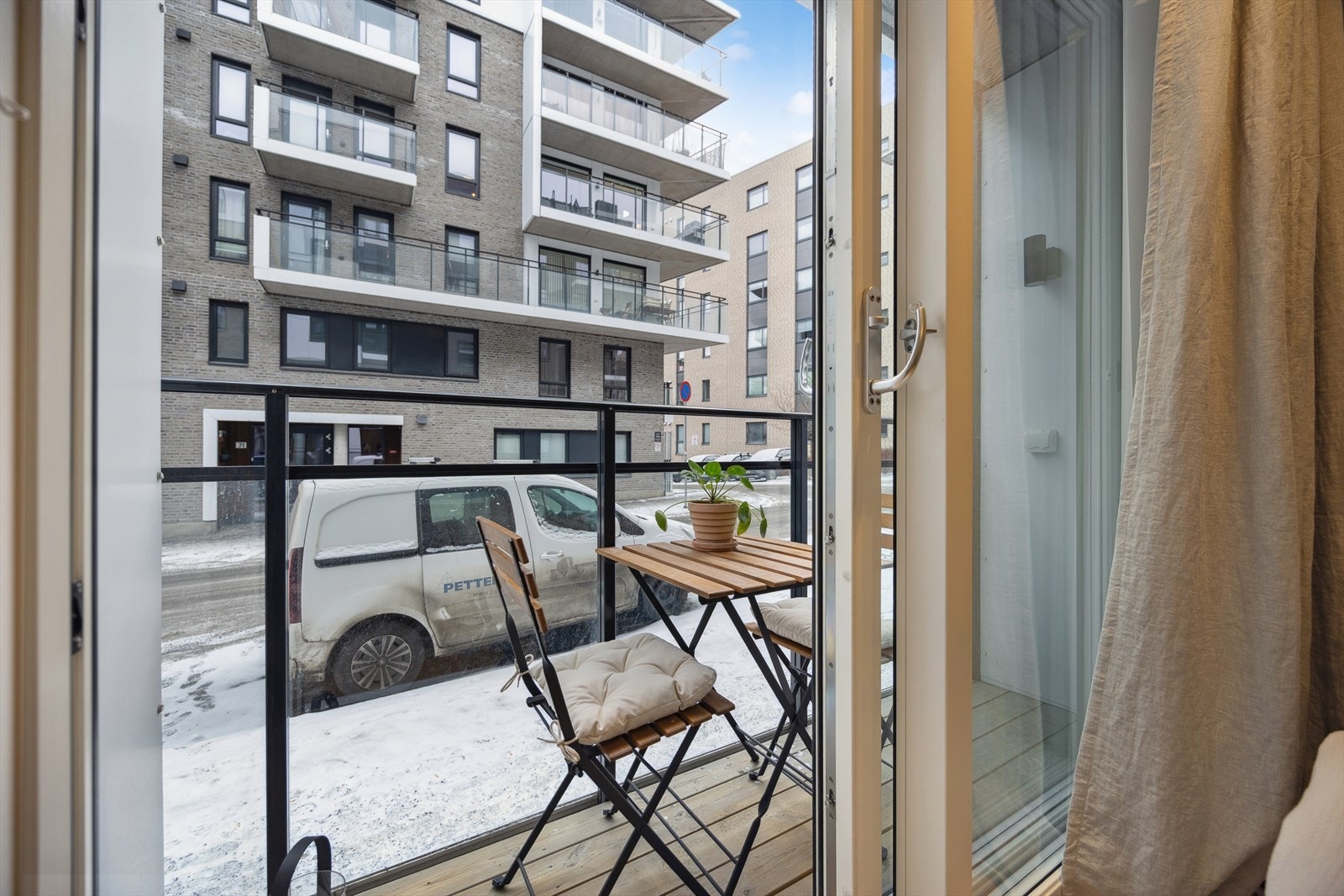 Utgang til balkong fra soverommet. Galleribilde