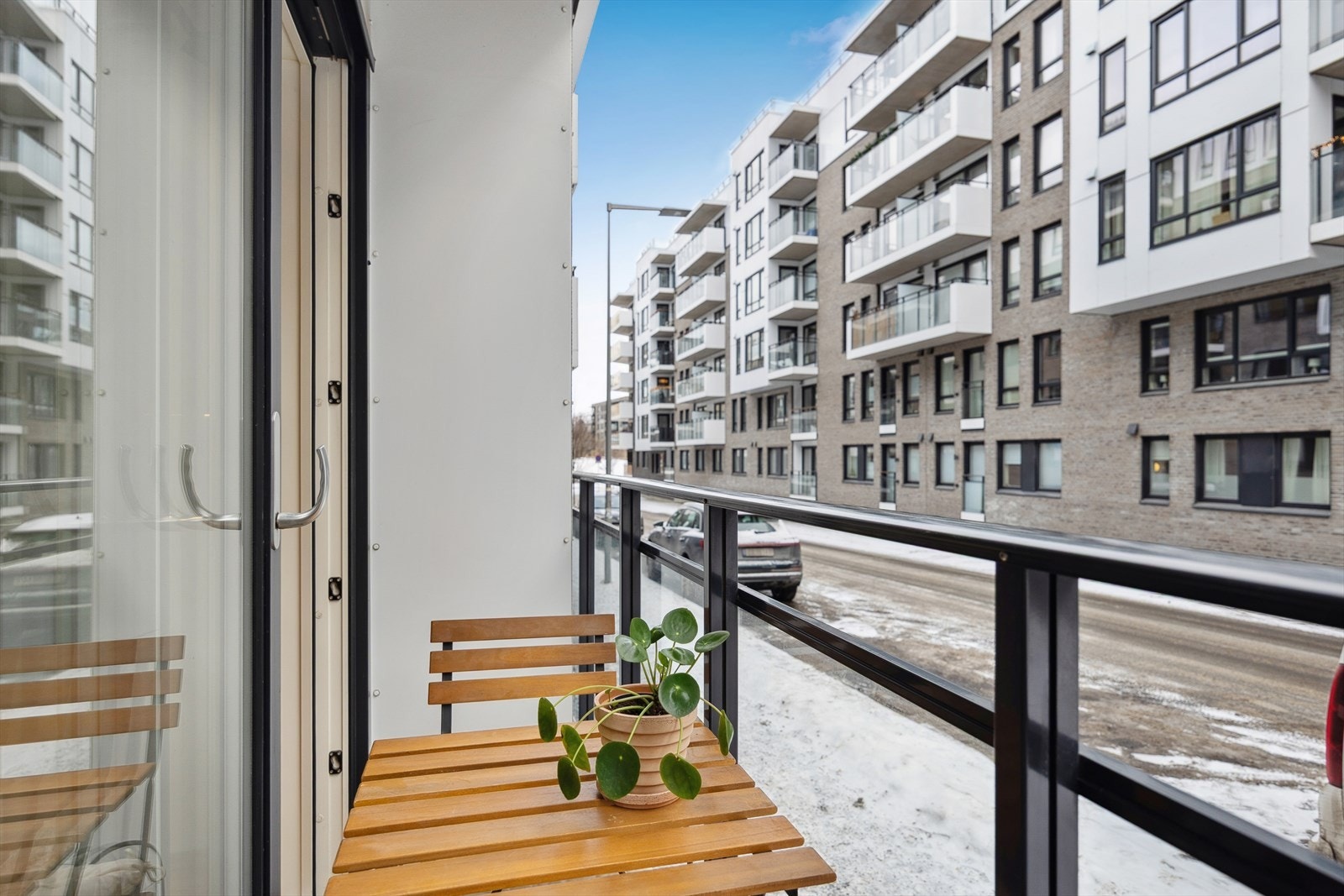 Fra soverommet er det utgang til en liten luftebalkong på ca. 1,6 m². Galleribilde