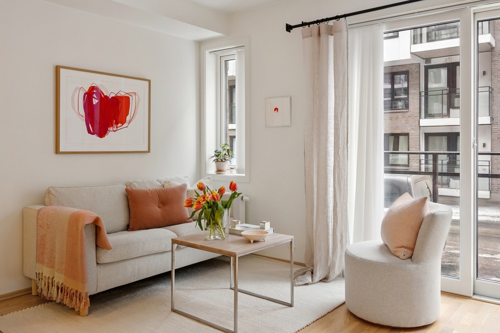 Lys og pen 2-roms selveierleilighet fra 2017, praktisk beliggende i byggets første etasje. Galleribilde