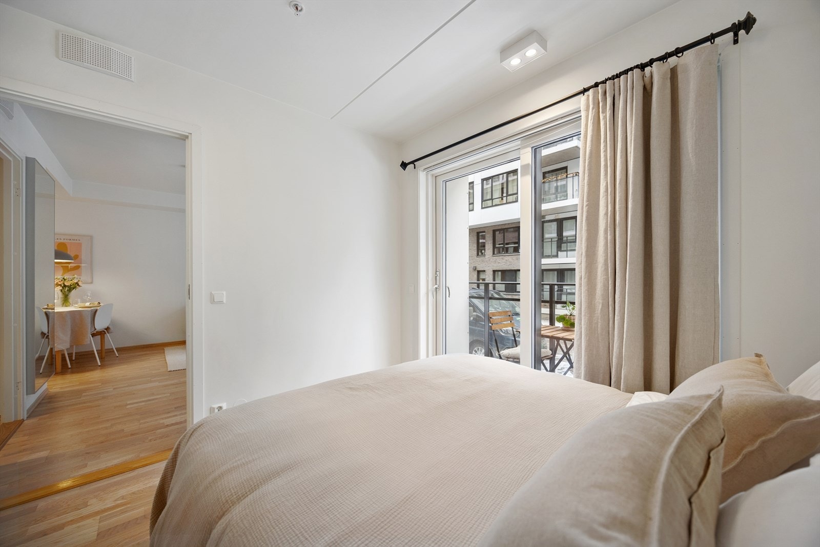 Garderobeløsning med skyvedører gir effektiv oppbevaring på soverommet. Galleribilde