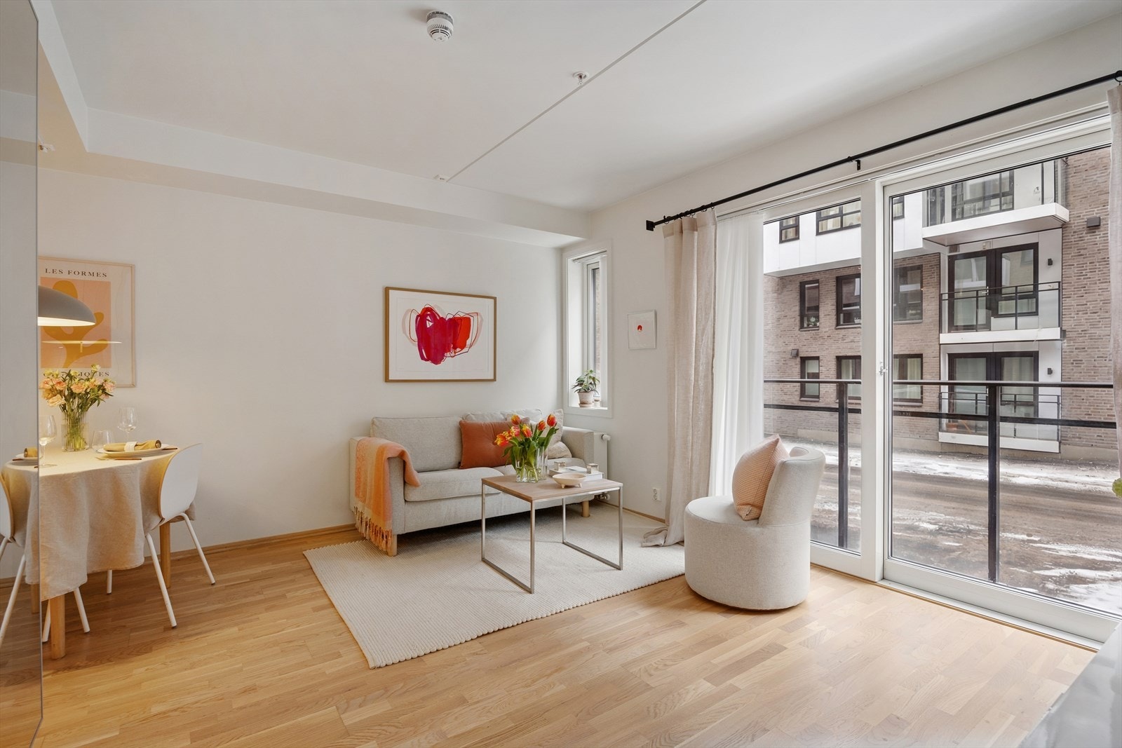 Store vinduer gir naturlig lysinnslipp. Det er en fransk balkong foran stuevinduet. Galleribilde