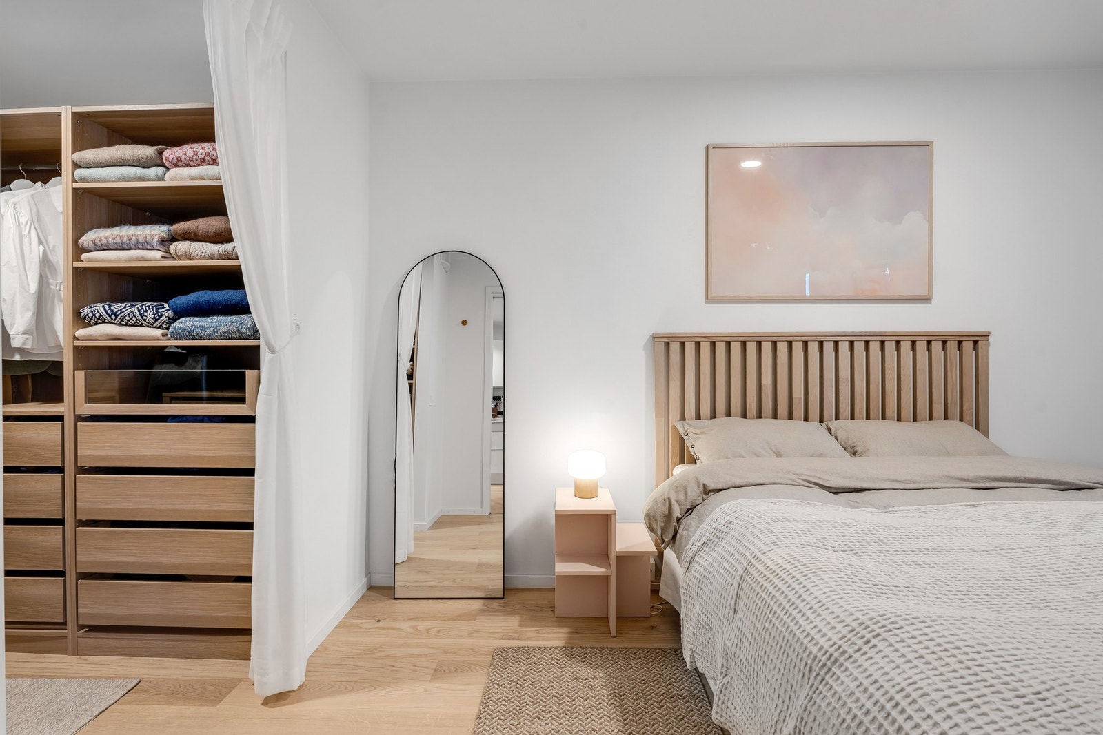 Soverommet har en flott garderobe/walk-in closet. Galleribilde