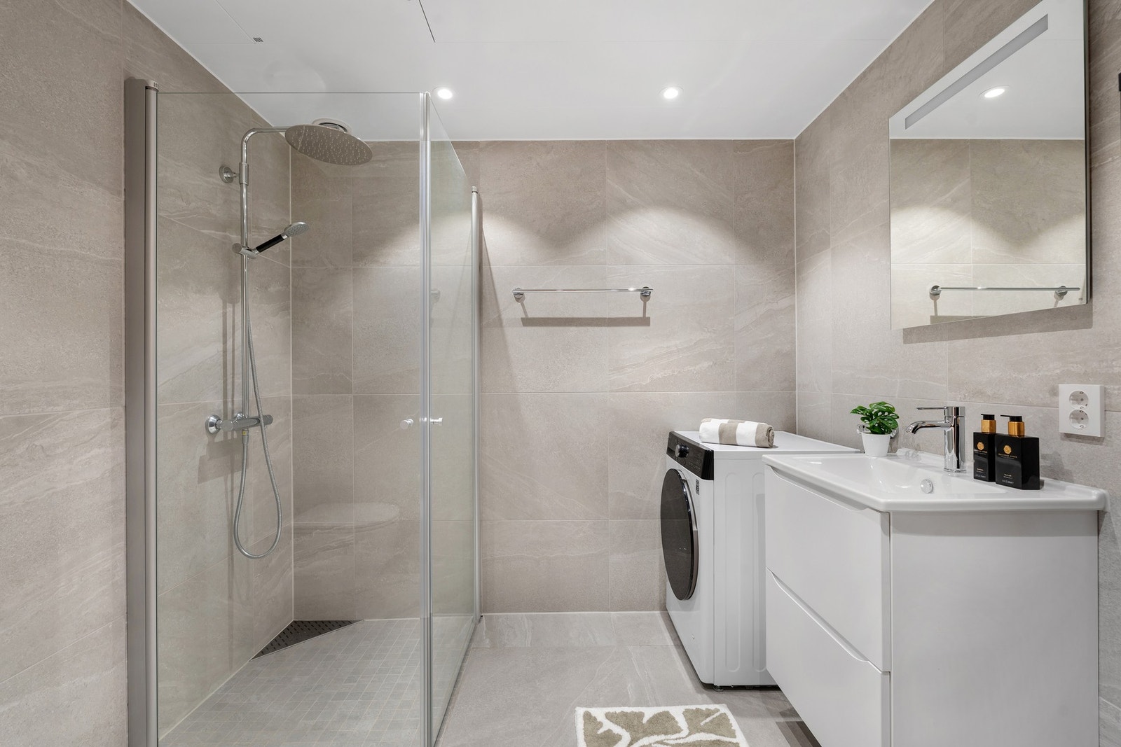 Pent, flislagt bad med gulvvarme. Galleribilde