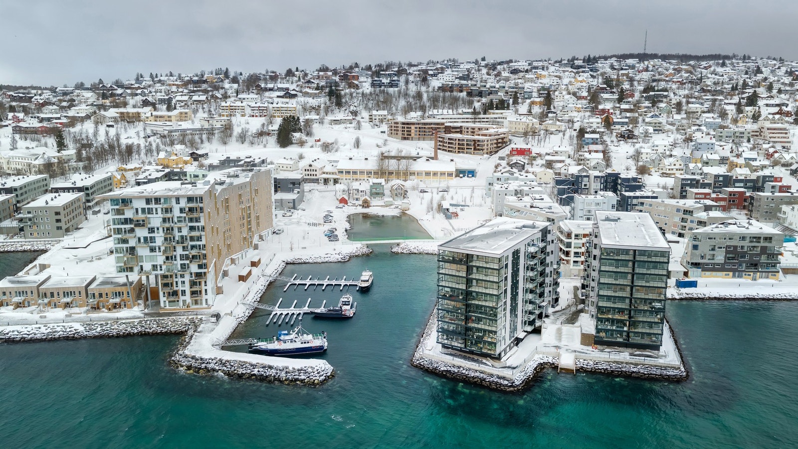 Det er svært gode bussforbindelser, og kort vei til skoler, barnehager, butikker og flotte turområder. Galleribilde