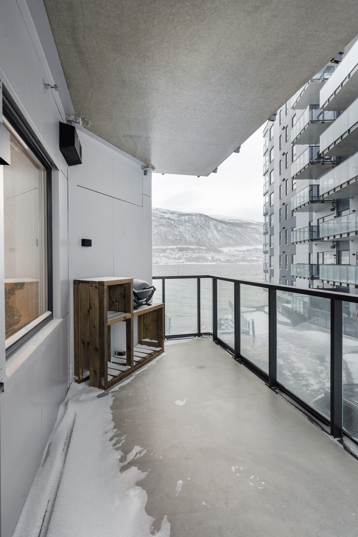 Balkong med utsikt mot sjøen/fastlandet. Galleribilde