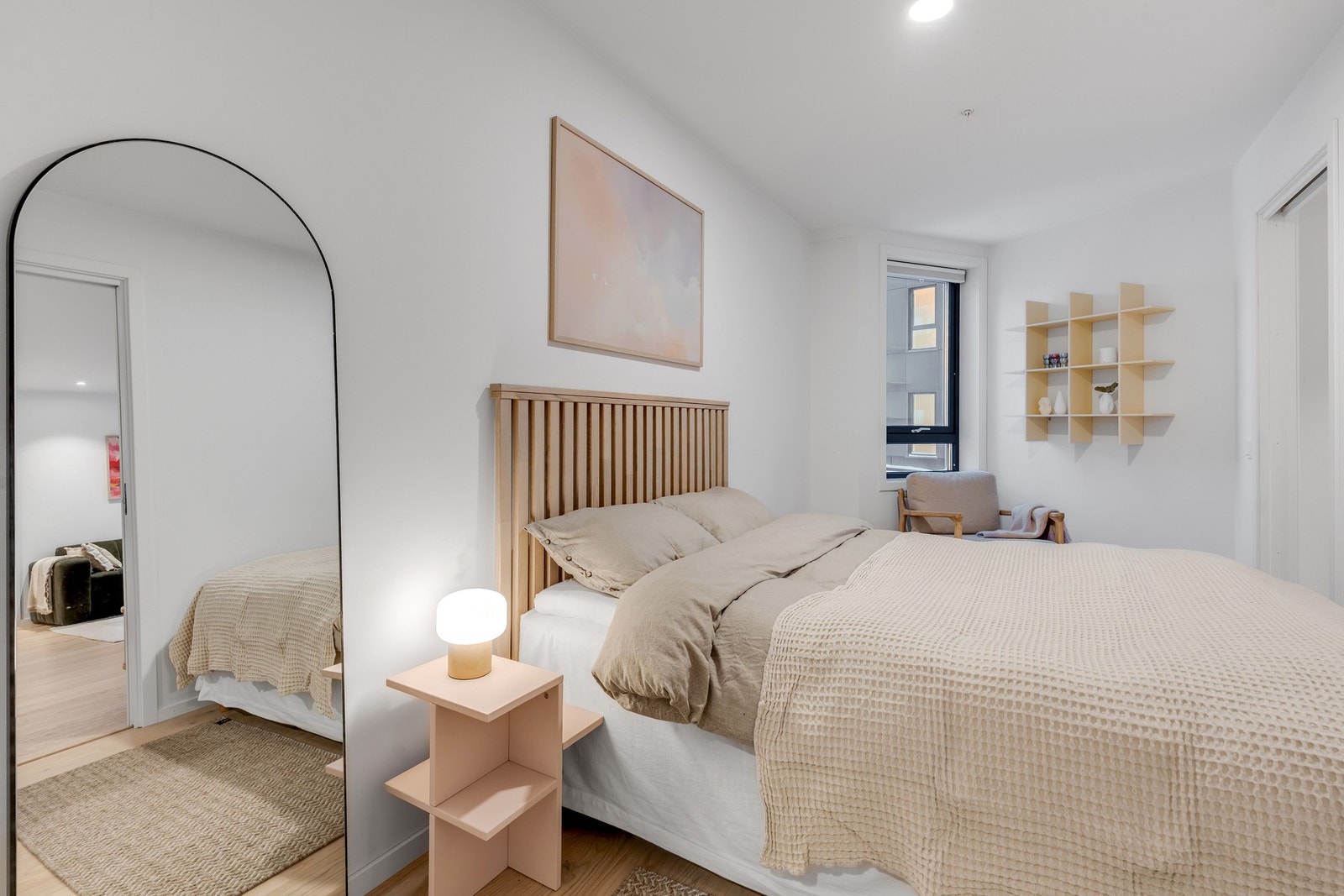 Luftig soverom med behagelig fargevalg. Galleribilde