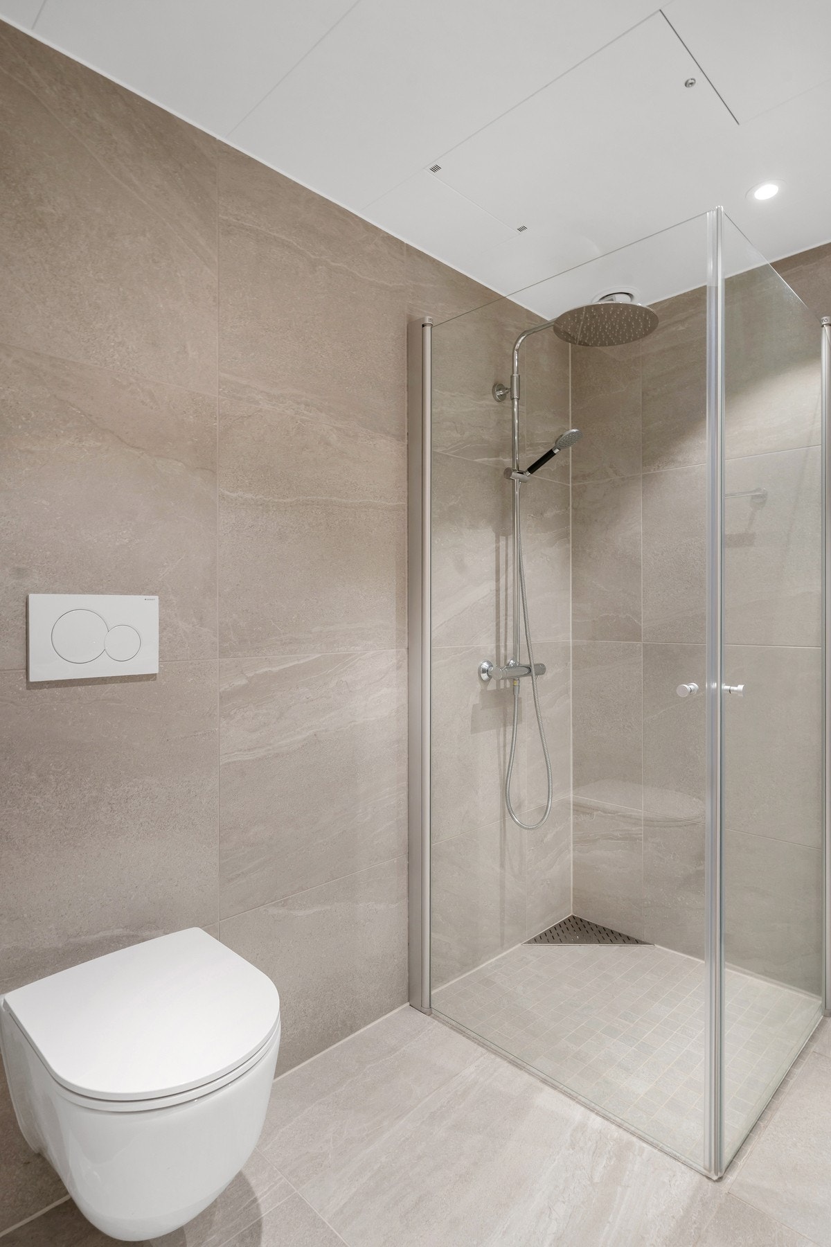 Praktisk dusjhjørne med dører. Galleribilde