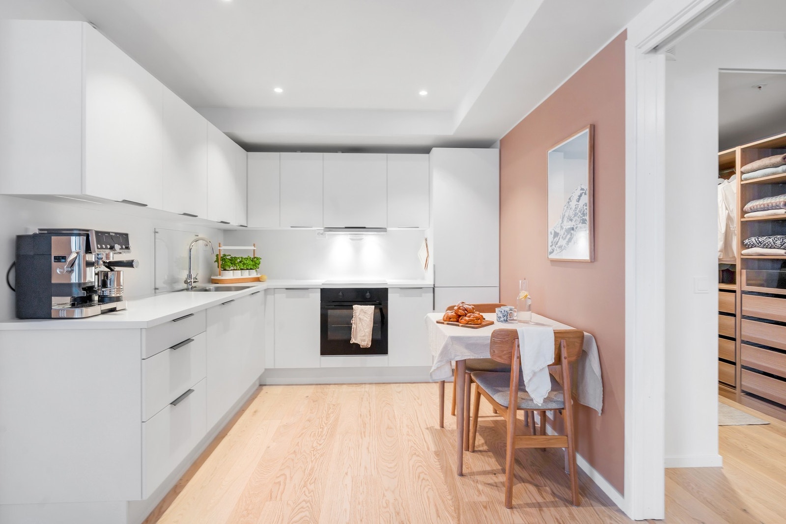 Fra kjøkken er det tilgang til hovedsoverommet. Galleribilde