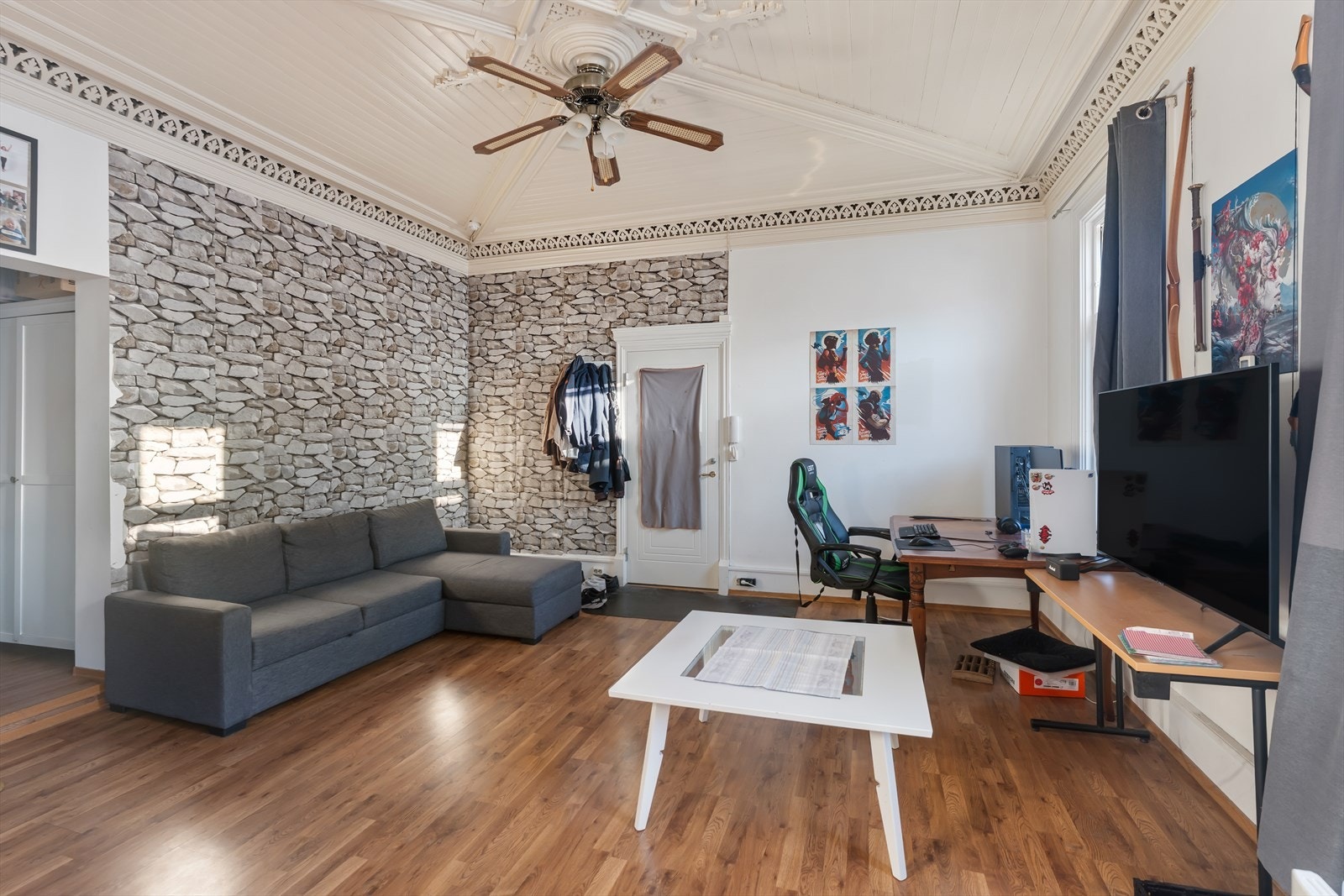 Stuen i leilighet i 2. etg. er svært romslig og har god takhøyde. Galleribilde