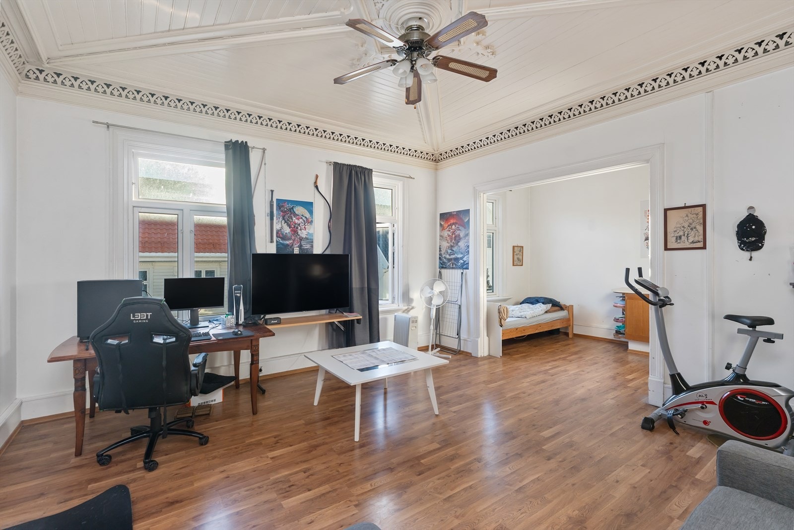 Åpen løsning til kjøkken hvor det er kjøkkenkrok og god plass til spisebord. Galleribilde