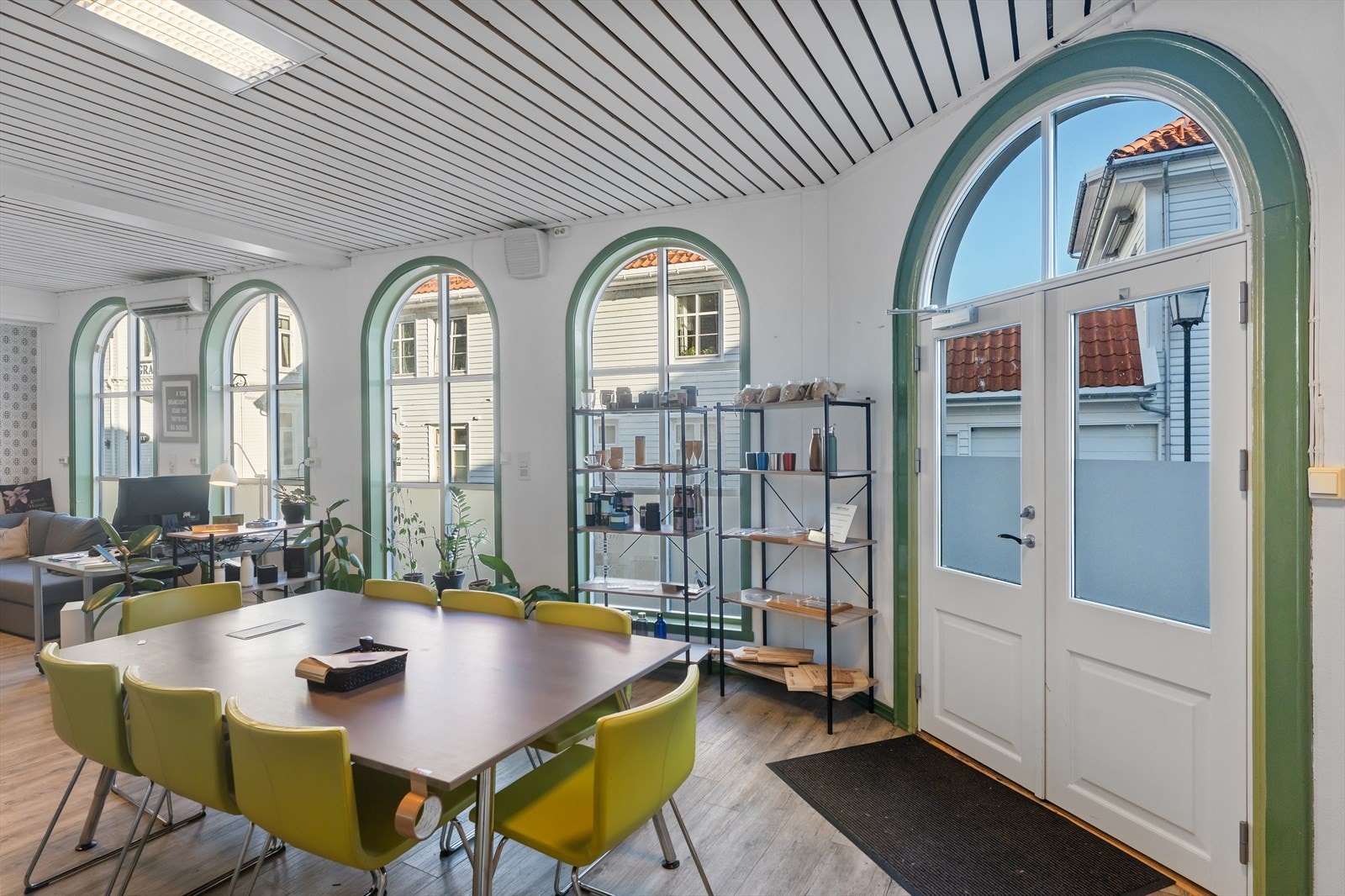 Kontorlokalet/forretningslokalet ligger med inngang på hjørnet. Galleribilde