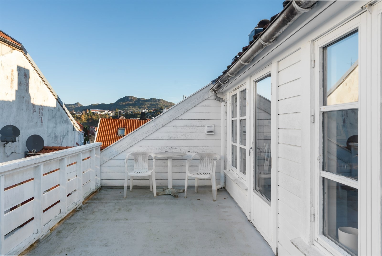 Den ene leiligheten i 3. etasje har egen terrasse på 13 kvm. med utgang fra stue. Galleribilde