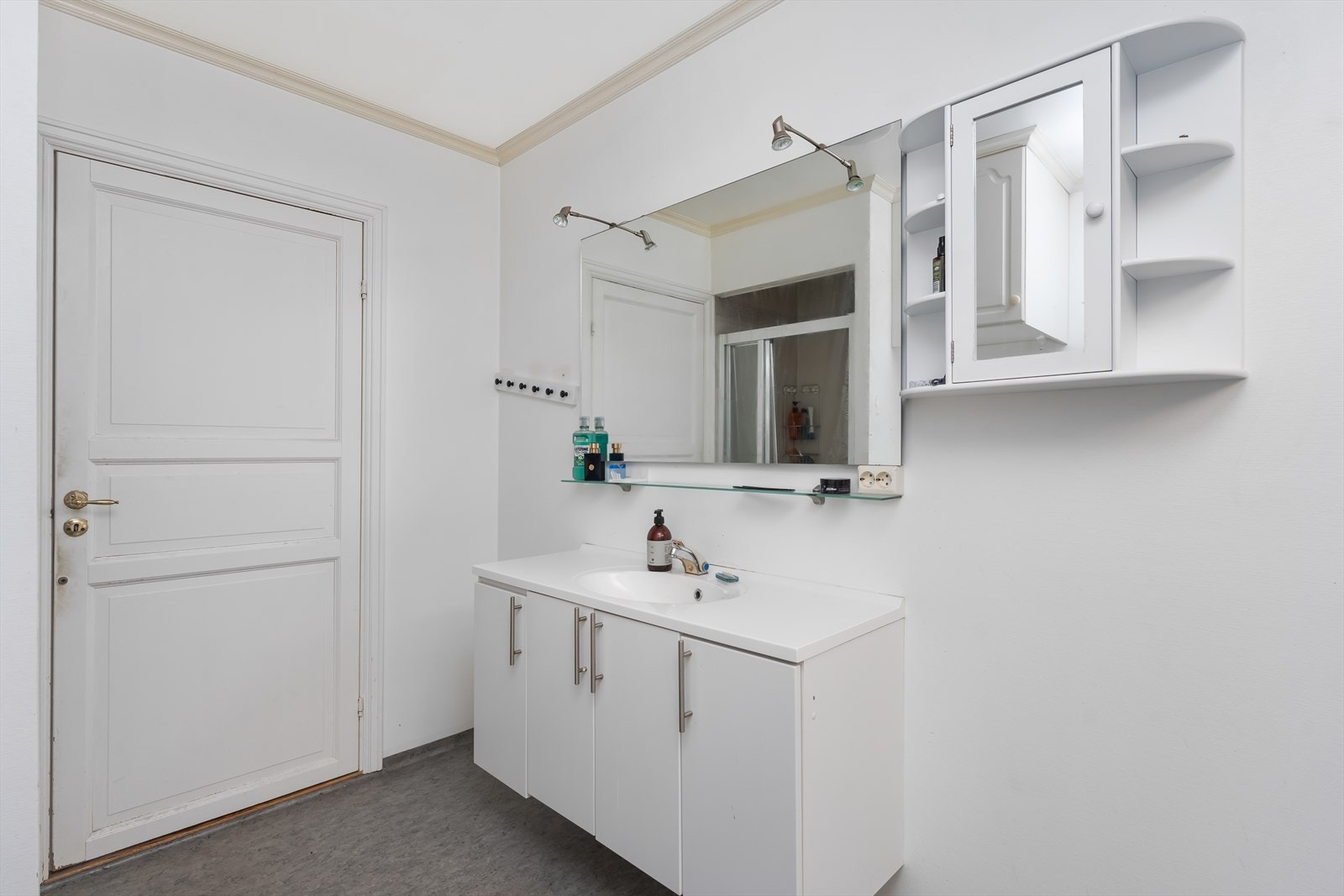 Bad i leilighet 2 i 2. etasje. Her er det innredning med nedfelt servant, dusjhjørne, toalett og opplegg for vaskemaskin. Galleribilde