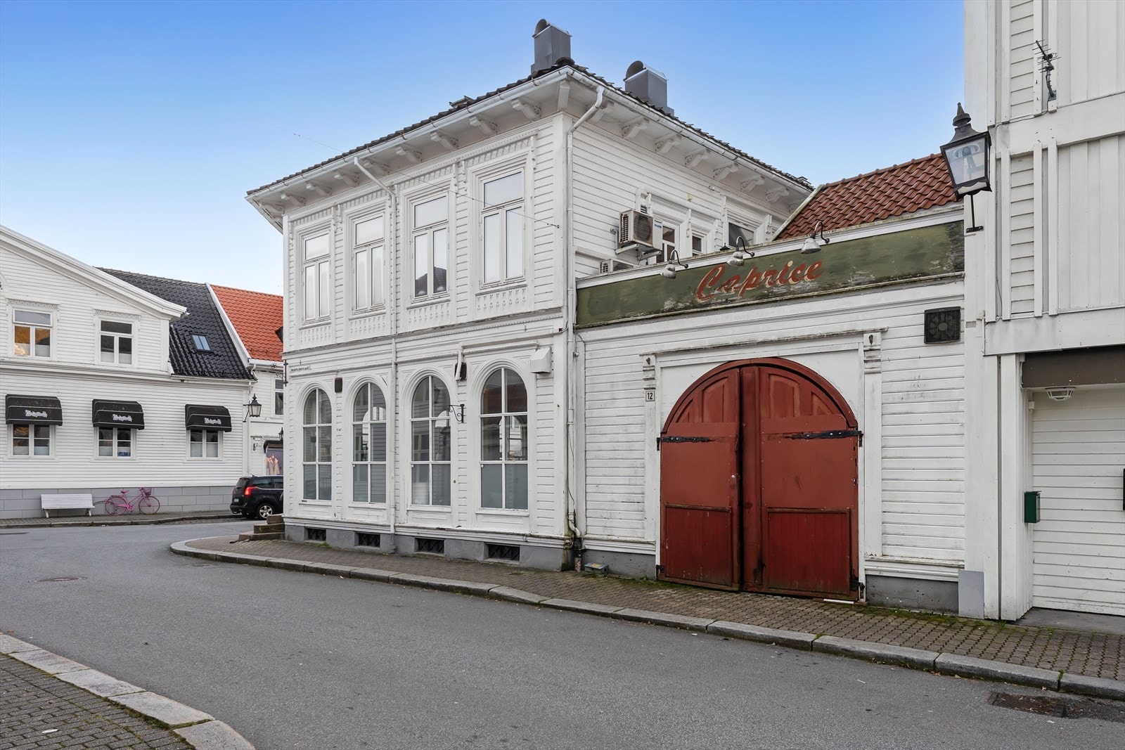 Det er enkelt adkomst til bygget med både bil og til fots. Galleribilde
