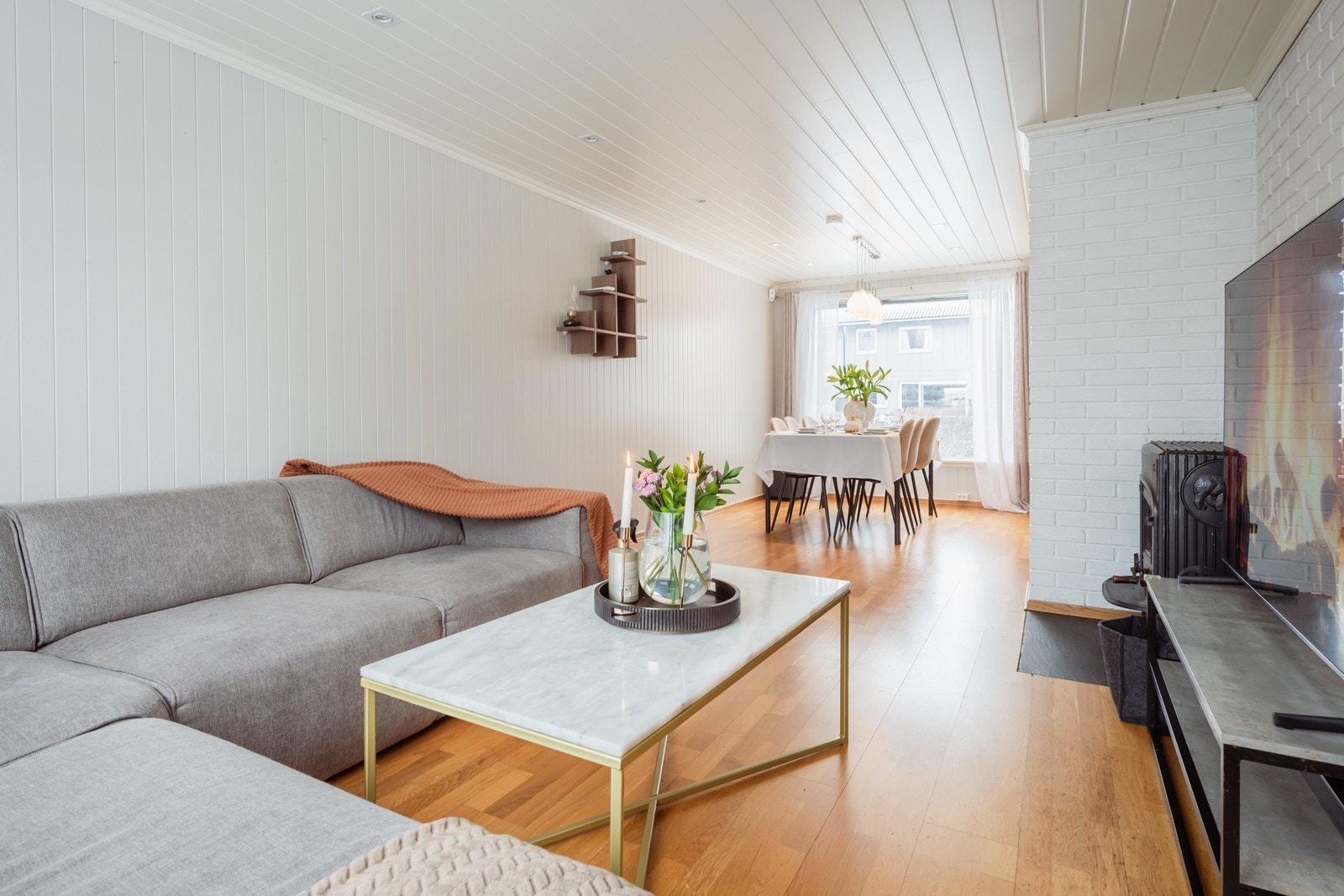 Fine inndelte soner som skiller av tv stuen med sofa og spisestue Galleribilde