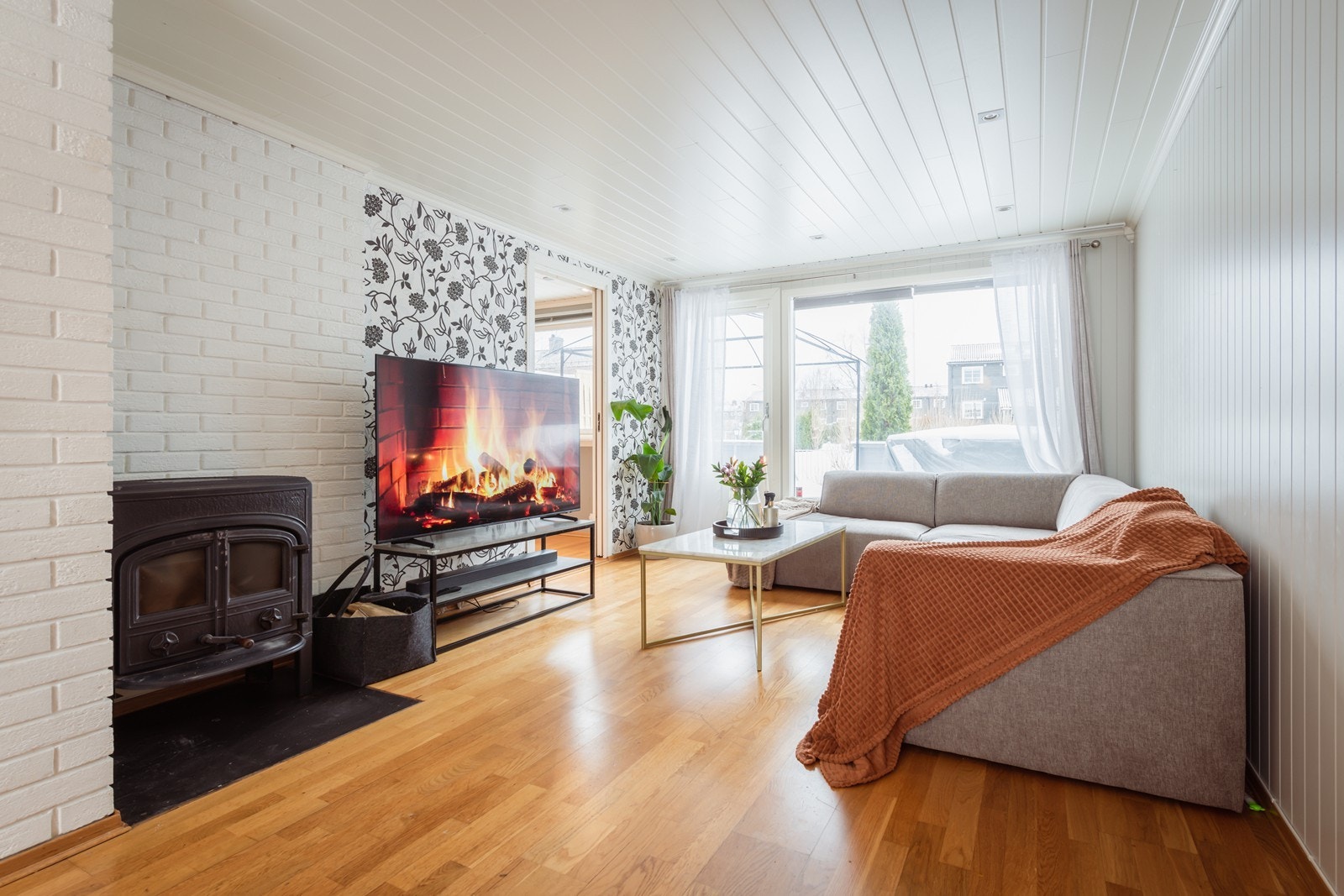 Fra stua har du dør ut til Terrassen og hagen Galleribilde