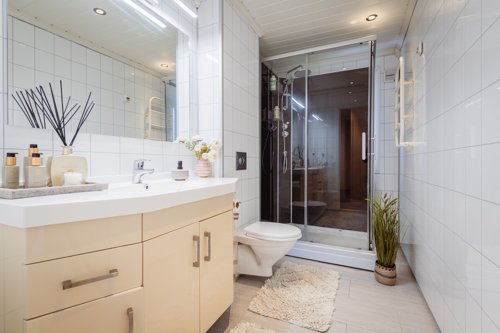 Pen flisbelagt bad med alt et baderom trenger Galleribilde