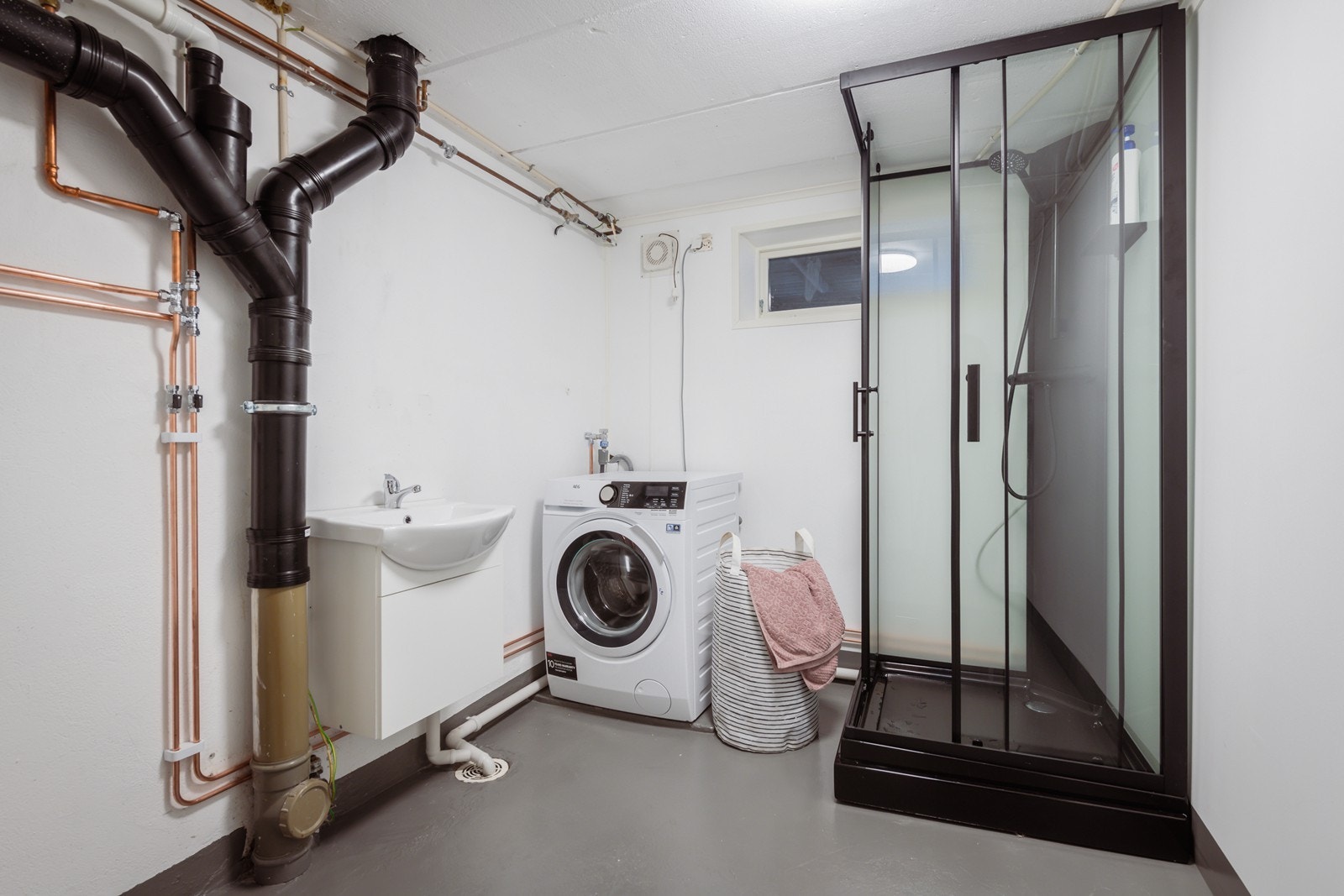 Vaskerom i kjeller med dusj Galleribilde