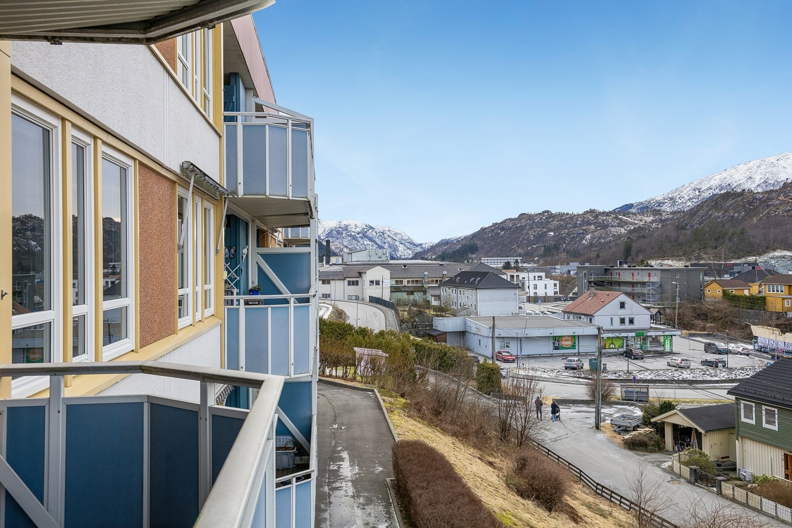 Hverdagslogistikken er enkel med Kiwi dagligvarebutikk kun få minutters gange fra boligen. Galleribilde