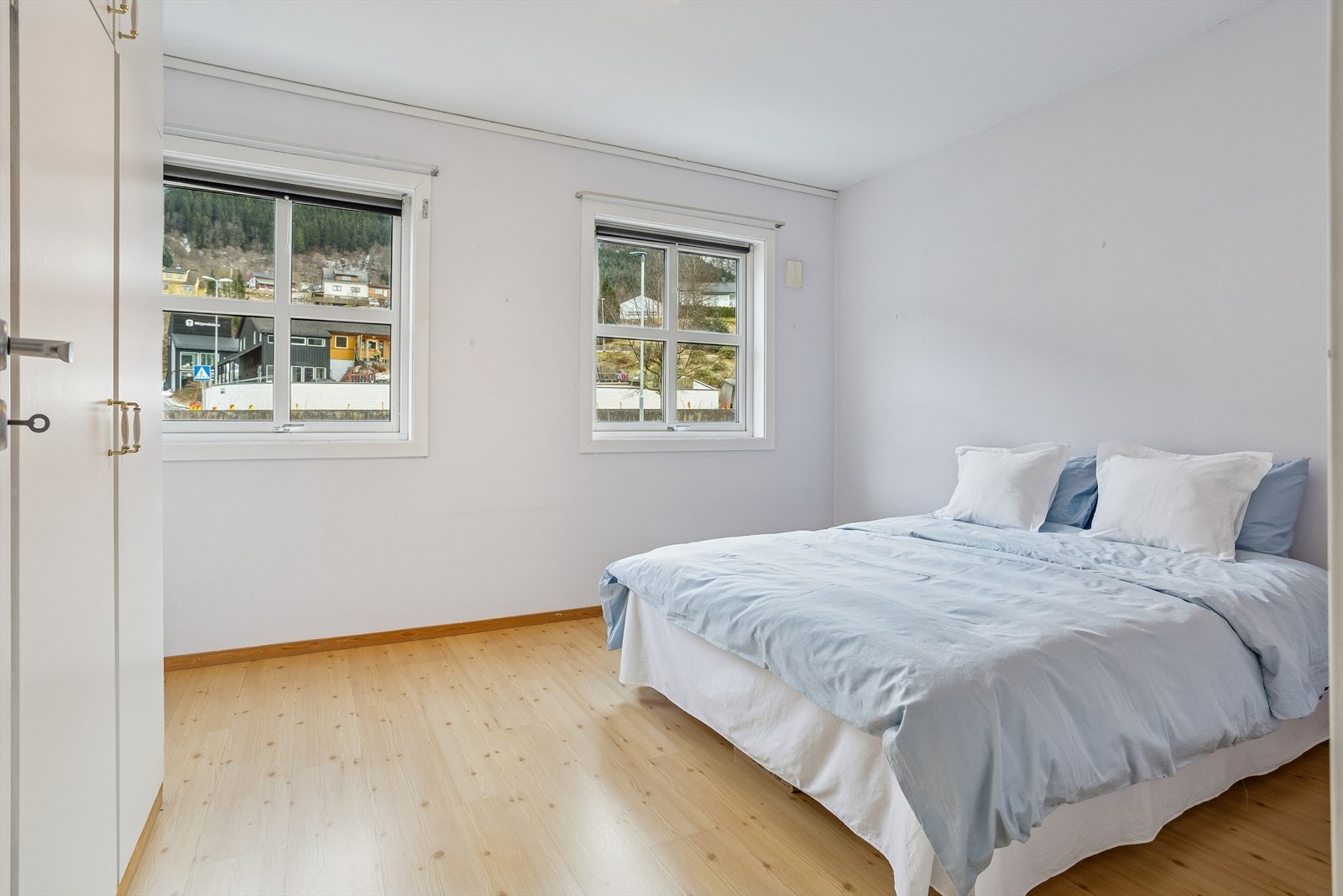 Hovedsoverommet på 13 m² har god plass til dobbeltseng og garderobeløsninger. Galleribilde