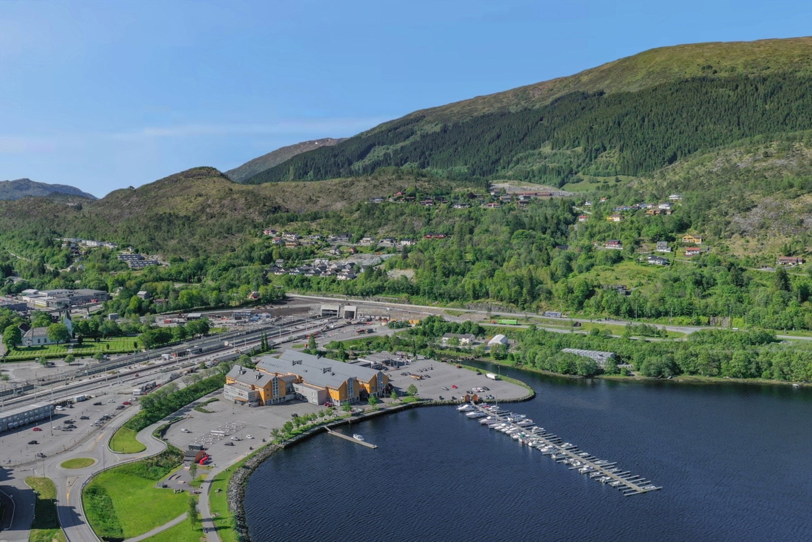 Fra Arna stasjon, en kort kjøretur unna, tar toget deg til Bergen sentrum på kun syv minutter. Galleribilde