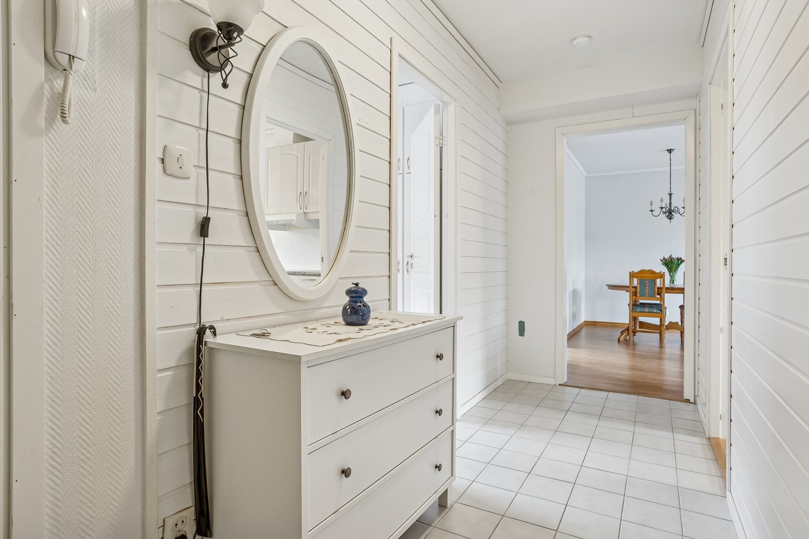 Fra gangen er det enkel adkomst til leilighetens øvrige rom. Galleribilde