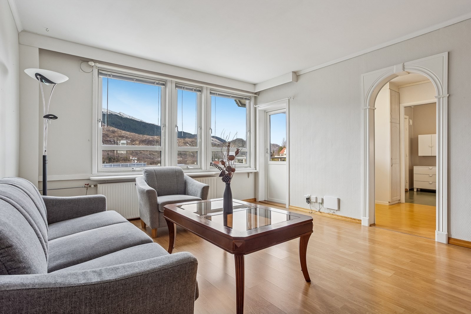 Stuen er leilighetens sentrale samlingspunkt, med store vindusflater og direkte utgang til balkongen. Galleribilde