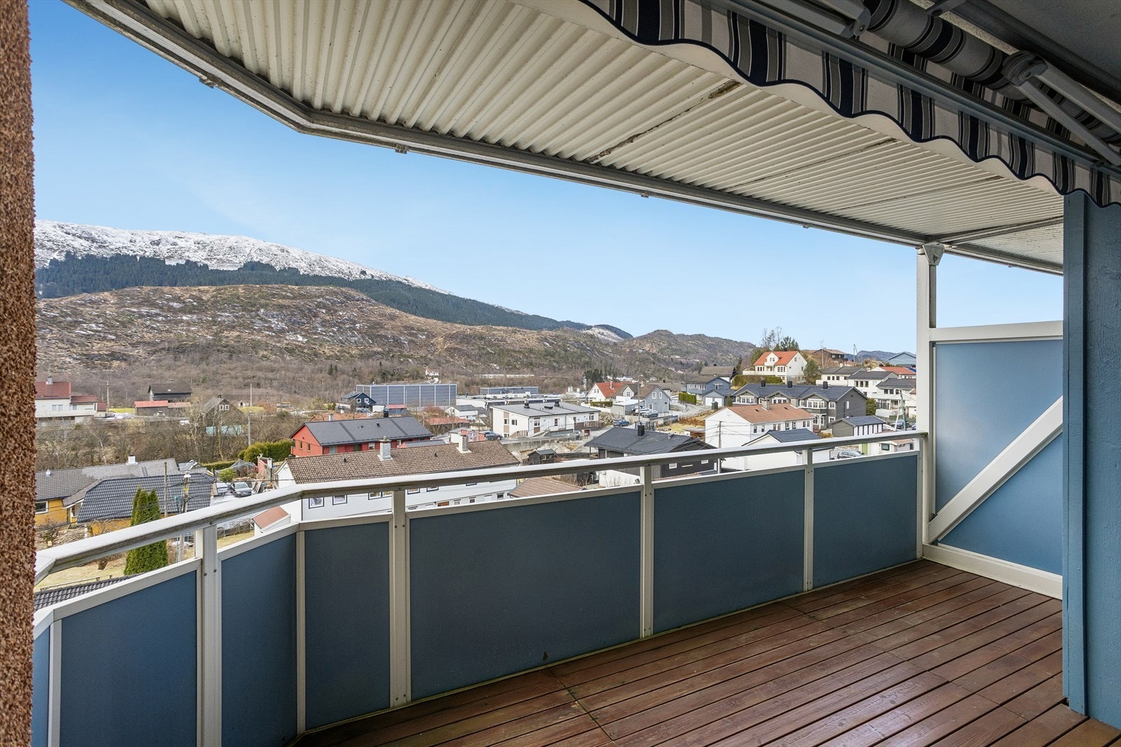 Den romslige balkongen på 11 m² har gode solforhold og utsikt over nærområdet. Galleribilde