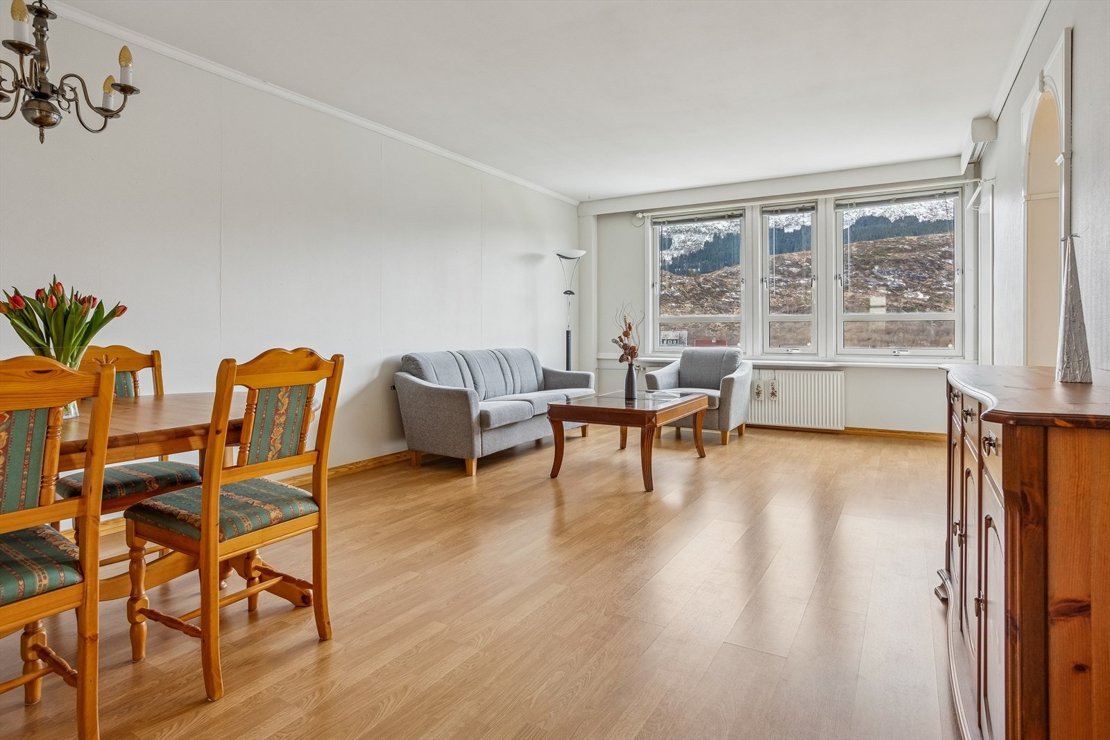 Stuen på 26 m² gir god plass til både sofagruppe og spisebord. Sentralvarme er inkludert i felleskostnadene. Galleribilde