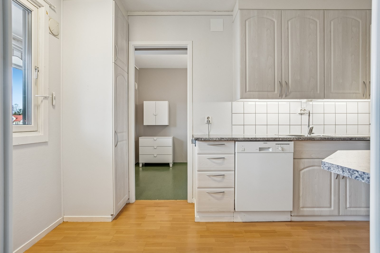 Fra kjøkkenet er det direkte inngang til en praktisk innvendig bod/vaskerom. Galleribilde