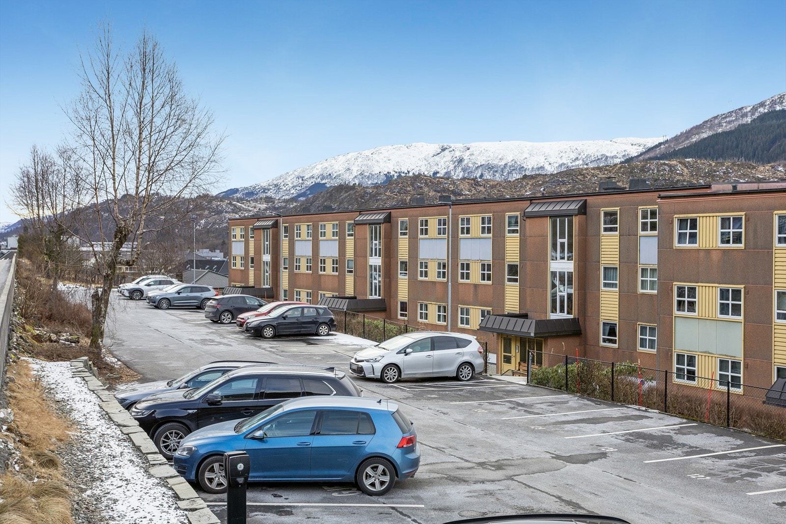 Leiligheten disponerer en fast parkeringsplass på borettslagets fellesområde. Muligheter for lading av elbil. Galleribilde