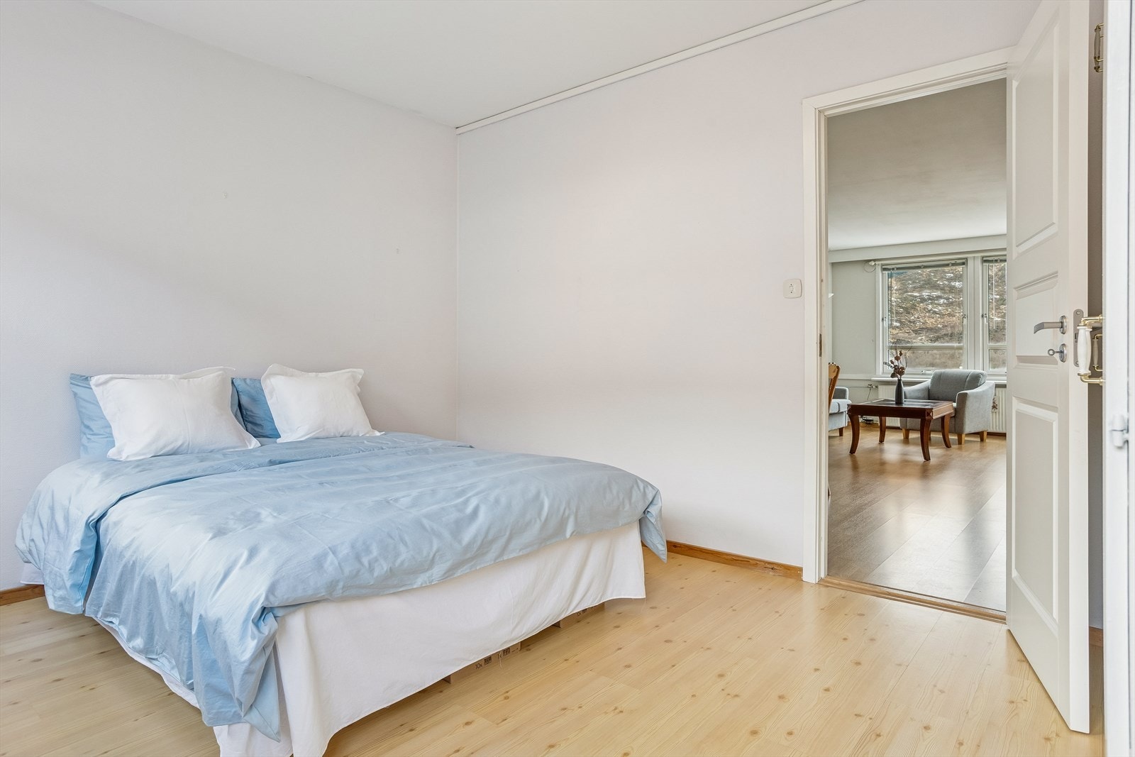 Også her er det laminatgulv og lyse, nøytrale farger på veggene. Galleribilde