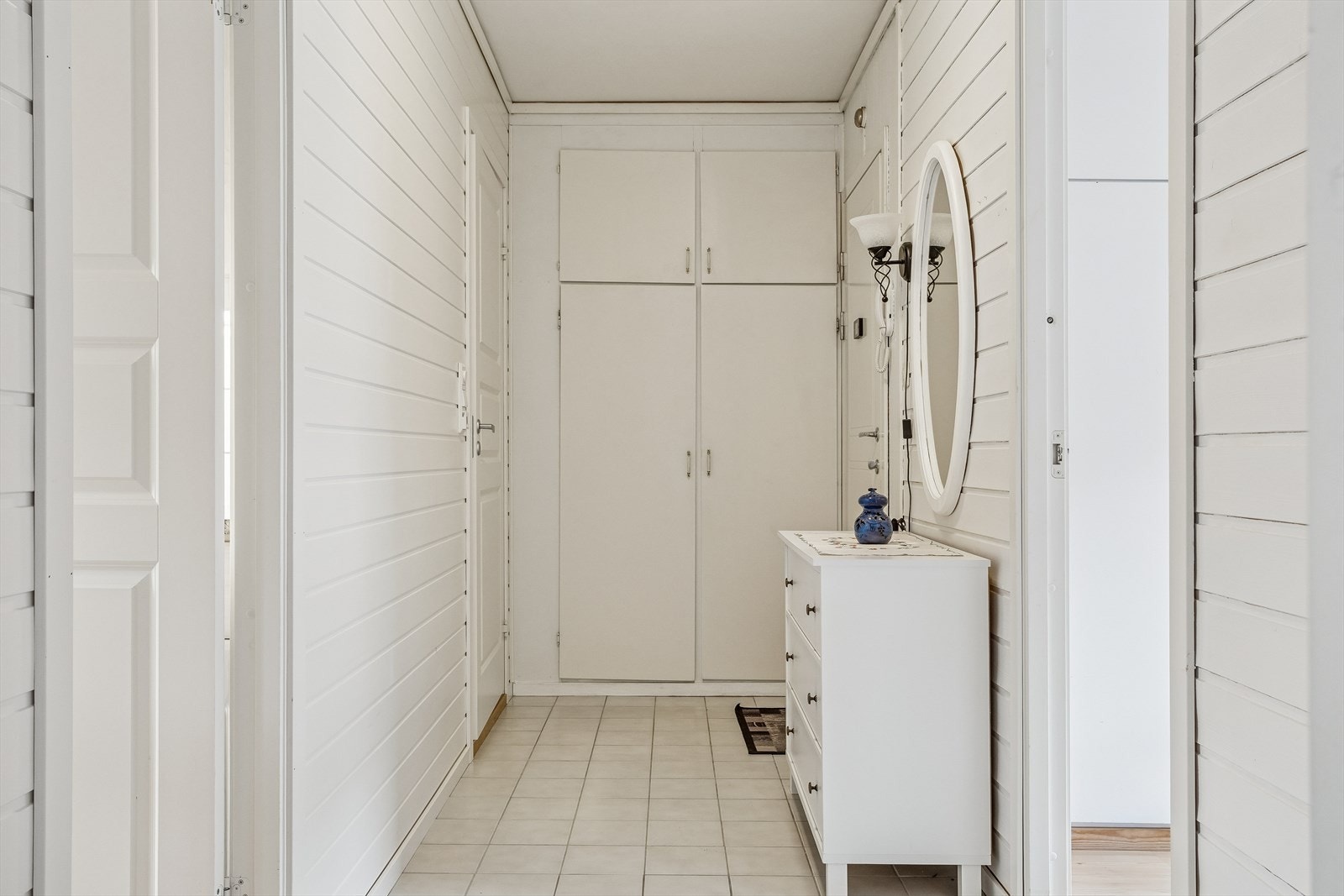Velkommen inn i en lys entré med flislagt gulv og god plass til oppbevaring. Galleribilde