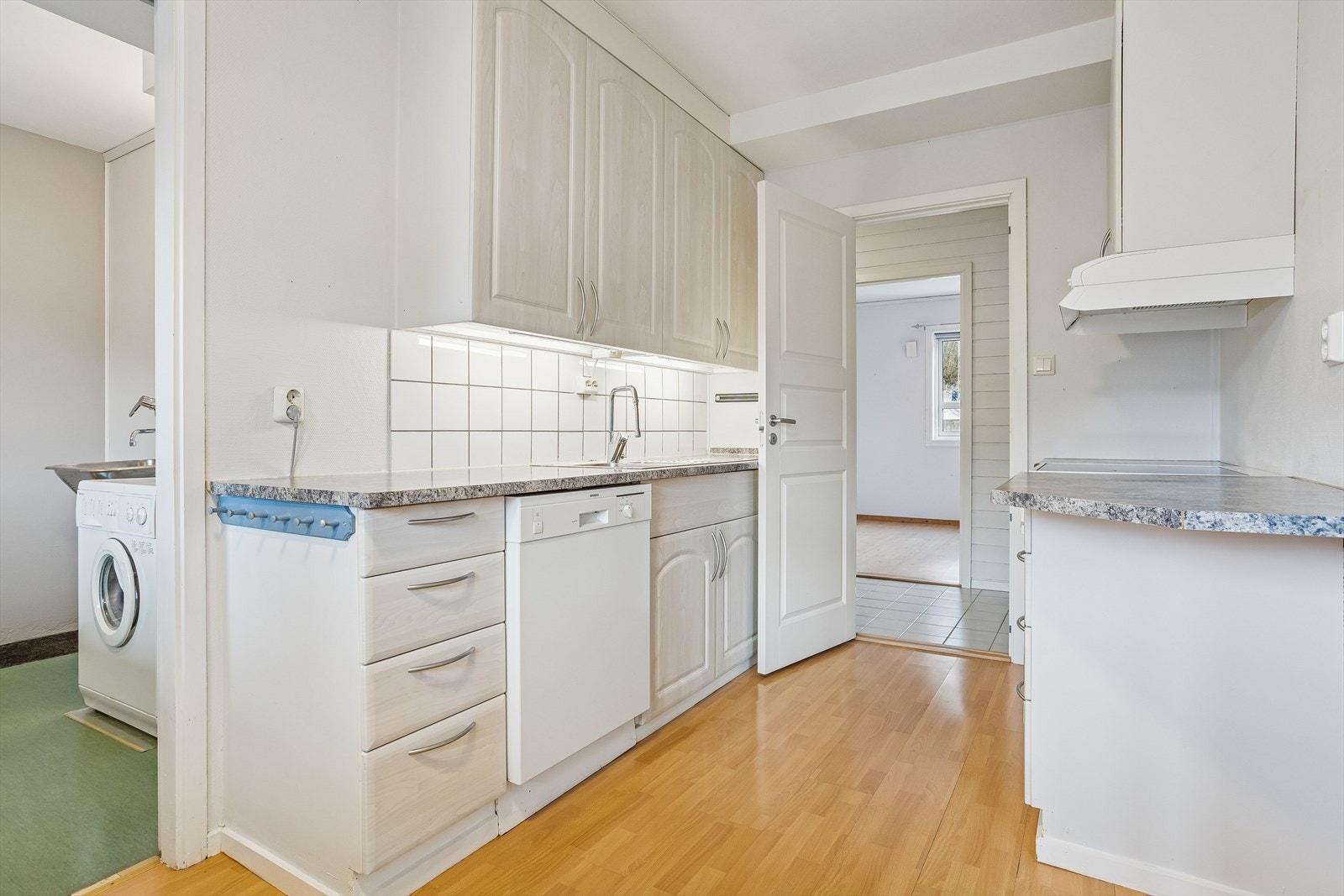 Kjøkkenet er funksjonelt innredet med laminatbenkeplate og opplegg for oppvaskmaskin. Galleribilde