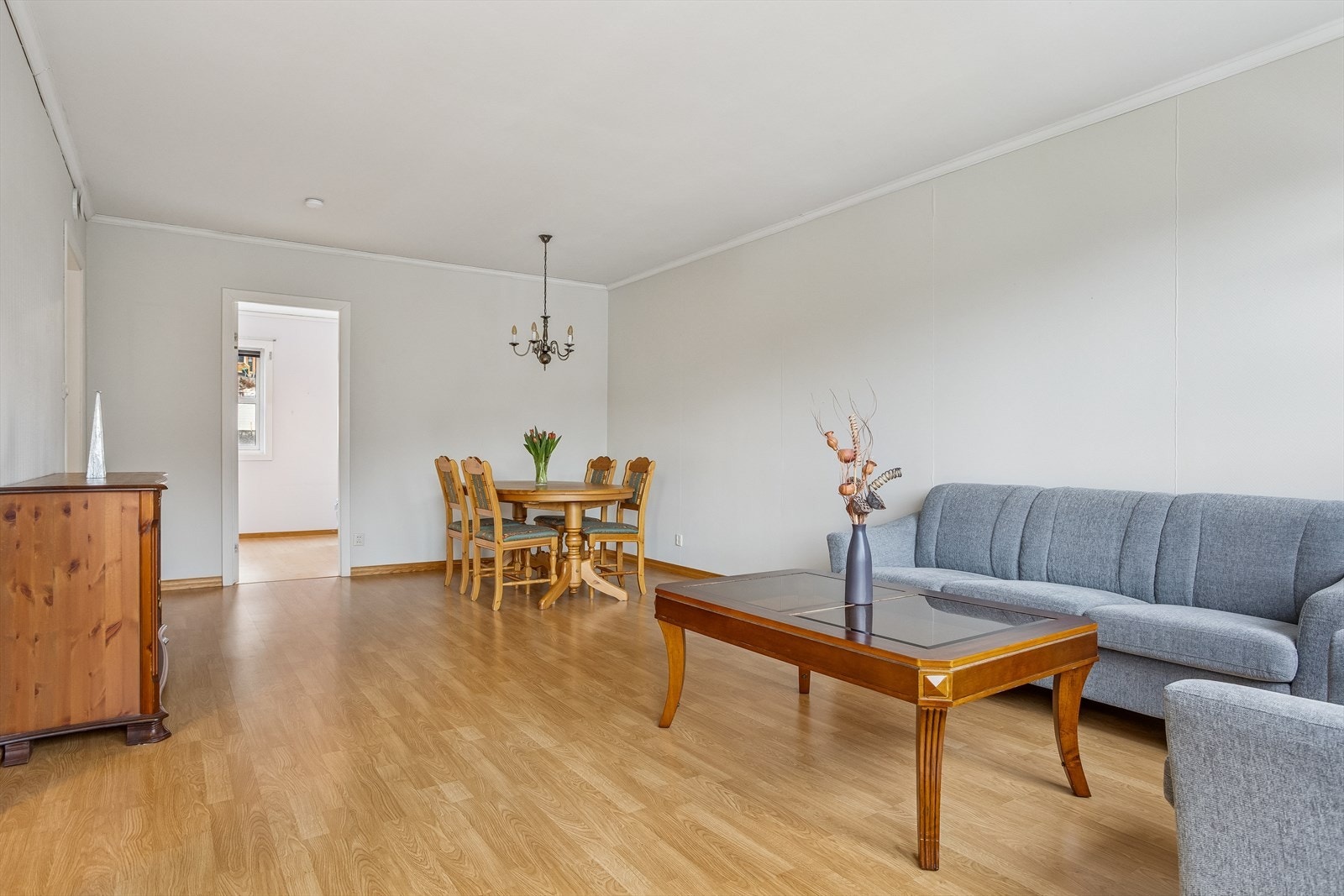 Rommet har laminat på gulvet og lyse veggflater, som gir et godt utgangspunkt for personlig innredning. Galleribilde