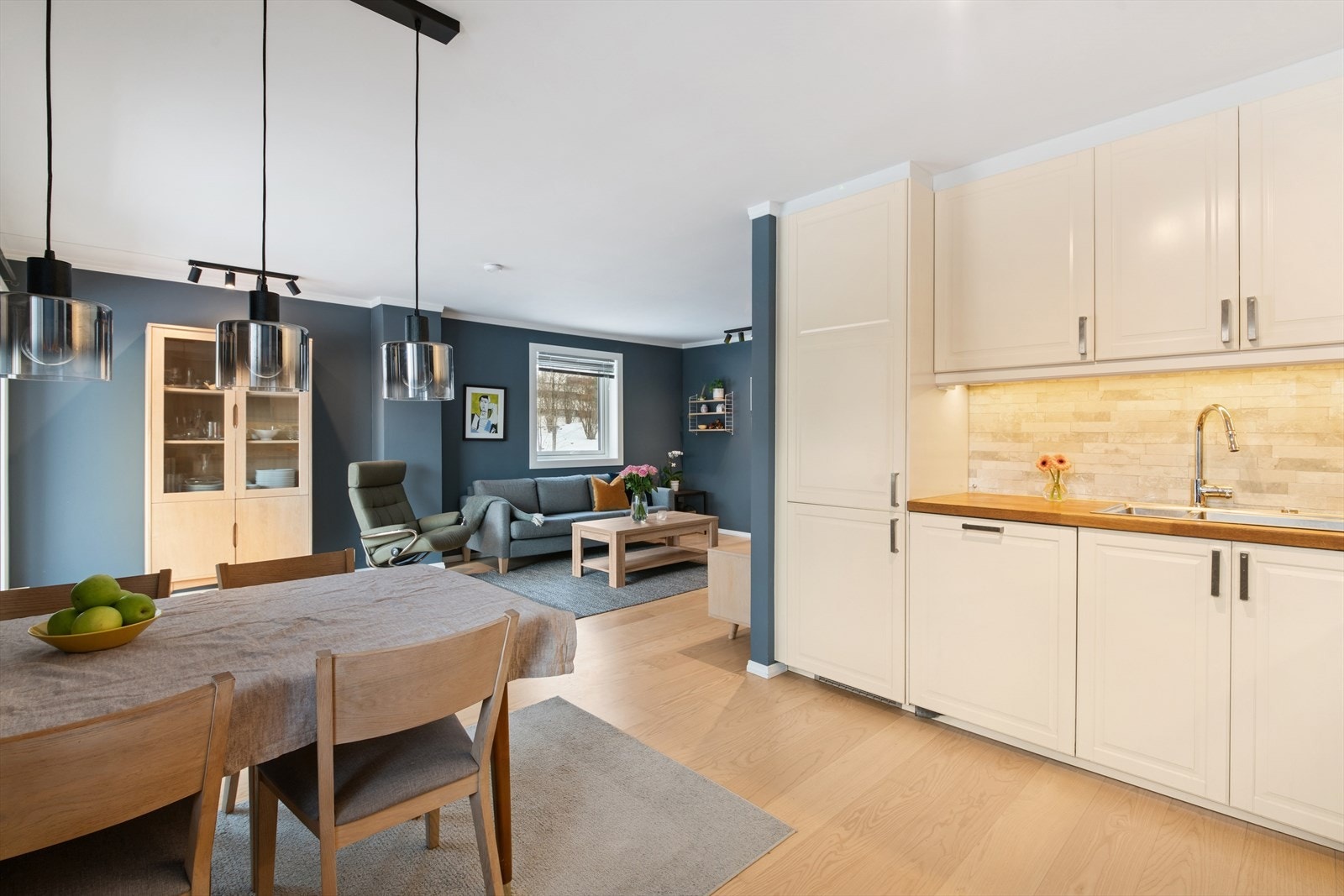 Den åpne løsningen skaper en god flyt og kontakt mellom romsonene. Galleribilde