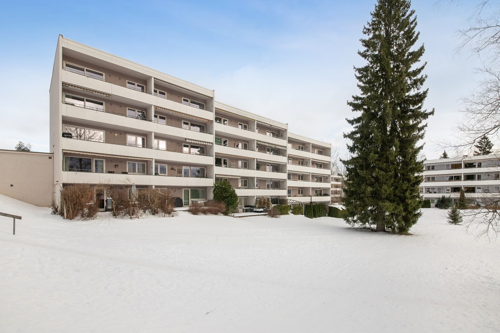 Leiligheten tilhører et veldrevet borettslag i et attraktivt og barnevennlig boligområde. Galleribilde