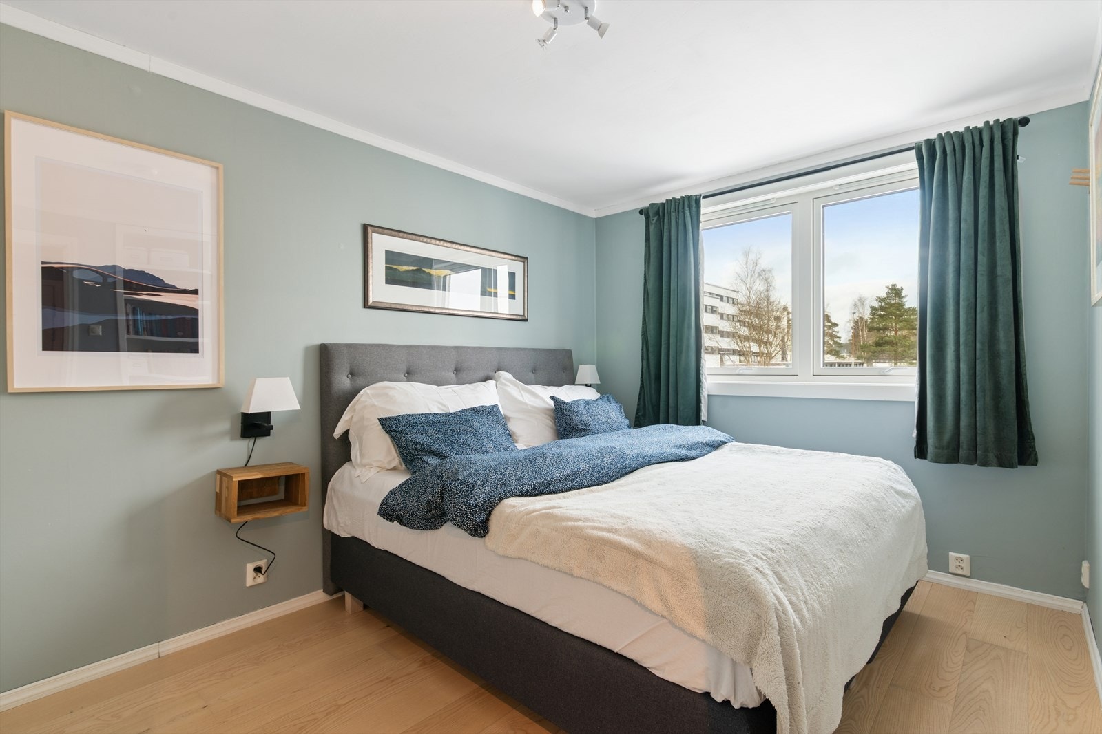 Hovedsoverommet er delikat og innbydende, med overflater malt i 2021. Galleribilde