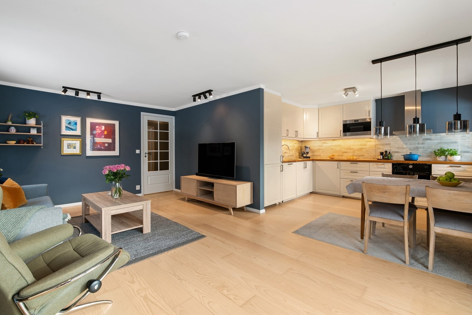 Stuen er romslig og gir god plass til både sofagruppe og annet møblement. Galleribilde