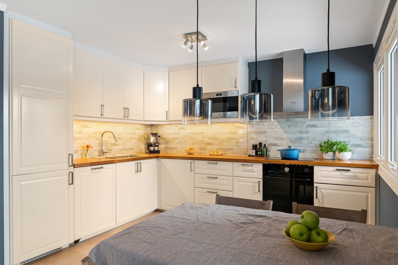 Belysning under overskapene kan dimmes, og det er installert automatisk lekkasjestopper. Galleribilde