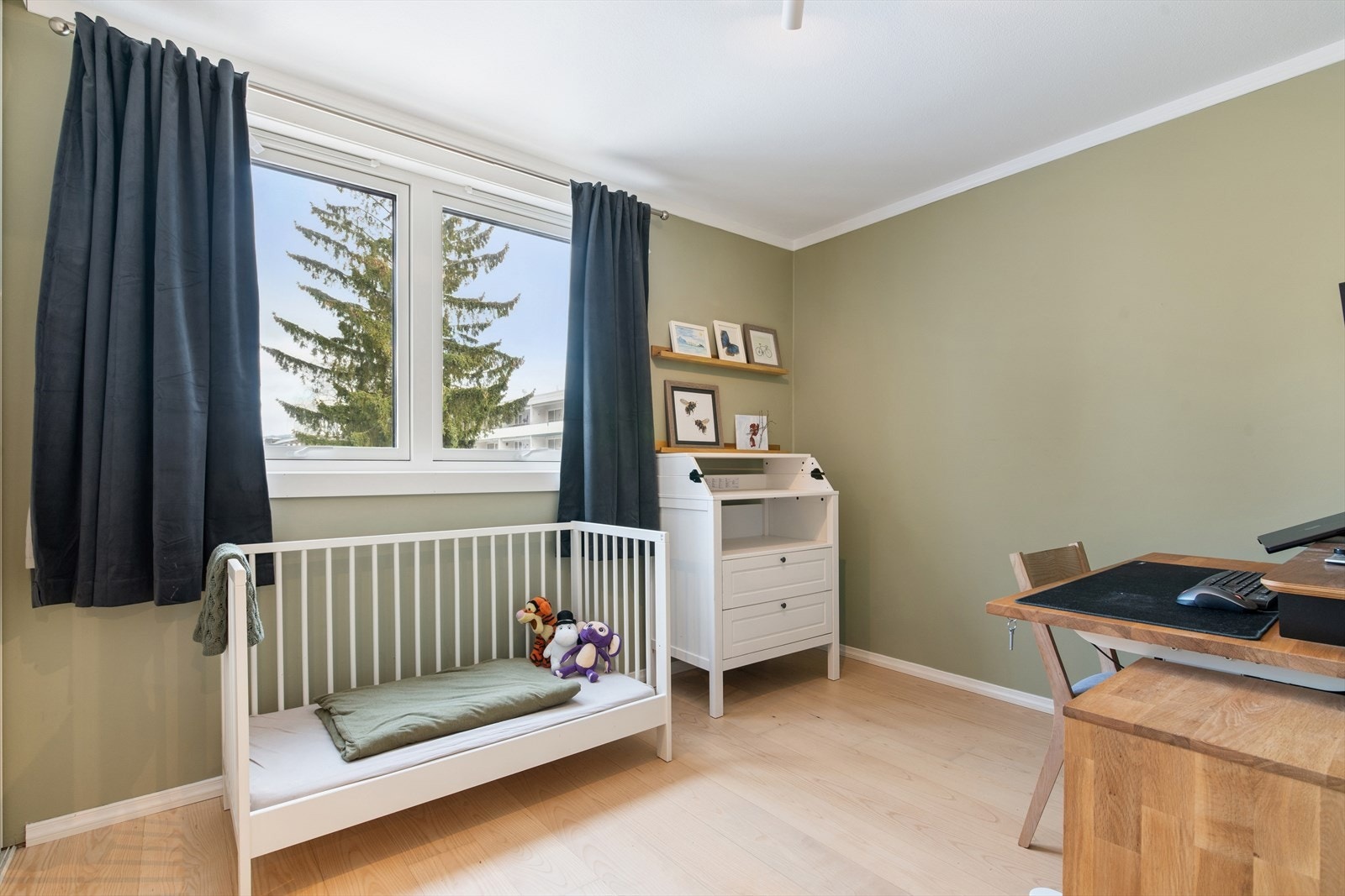 Det andre soverommet er også romslig og passer utmerket som barnerom, gjesterom eller kontor. Galleribilde