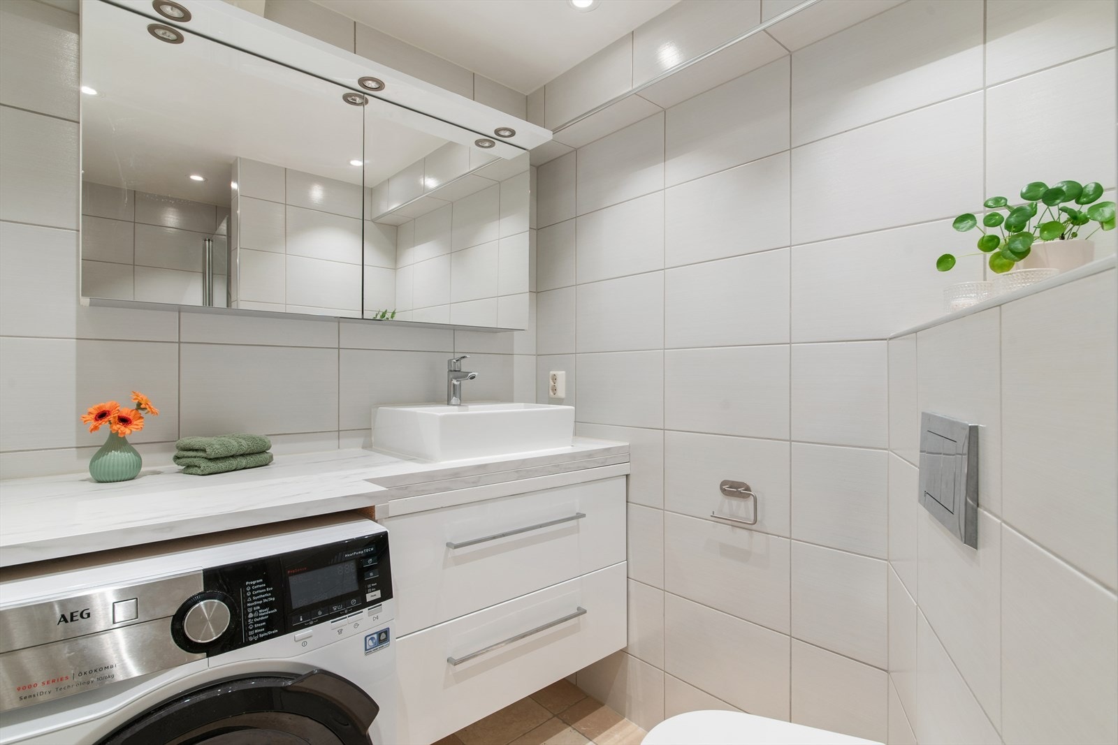 Badet ble pusset opp i 2013 og har elektriske varmekabler i gulvet for god komfort. Galleribilde