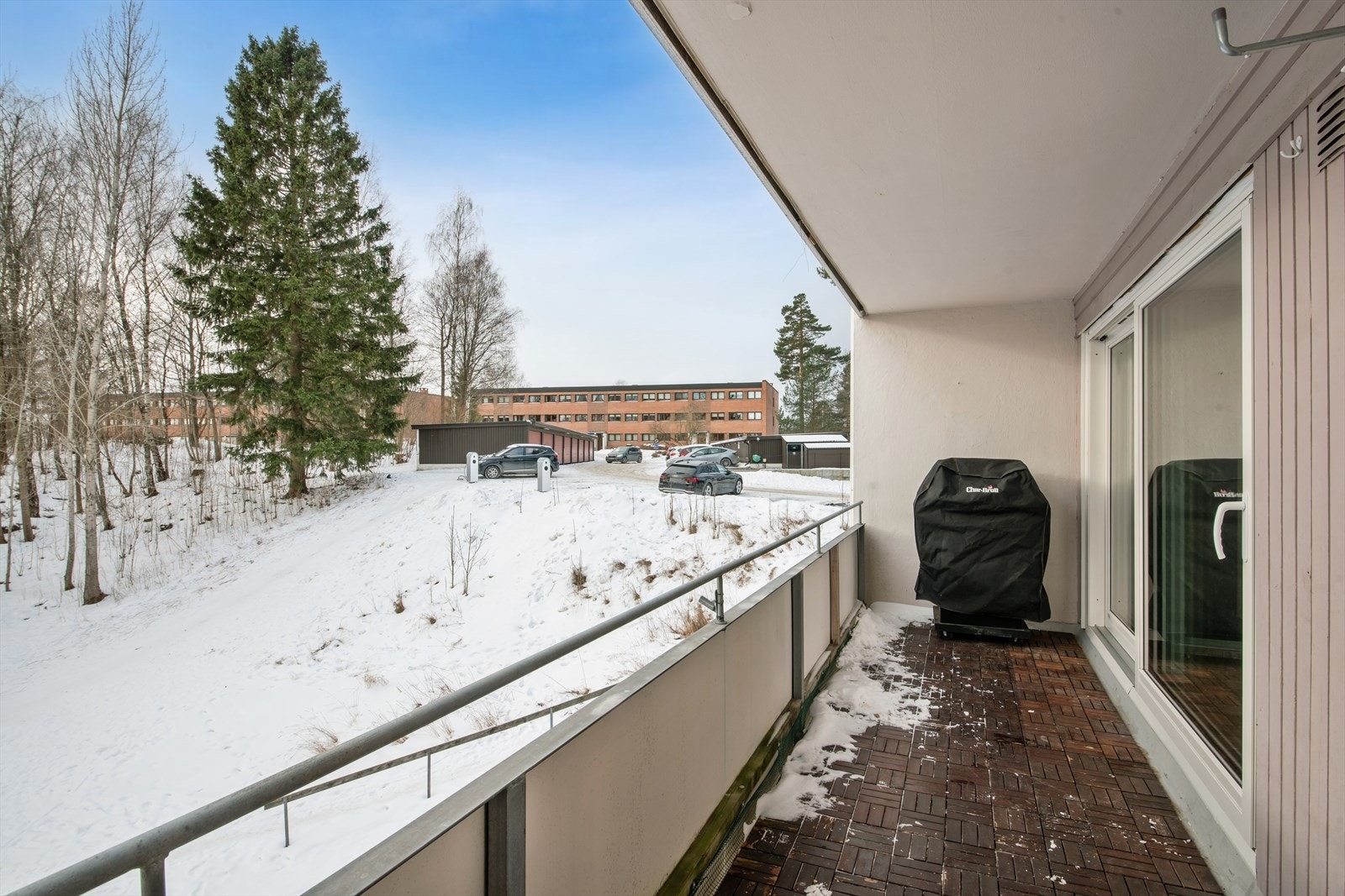 Leilighetens plassering på enden og utsynet mot grøntområder sikrer minimalt innsyn. Galleribilde