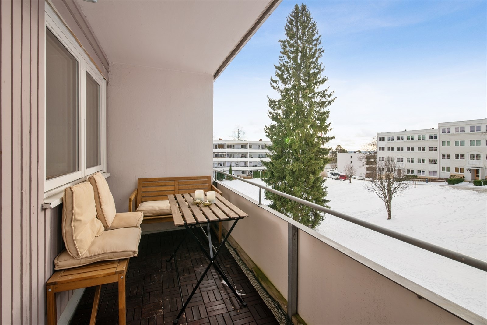 Balkongen har god plass til en sittegruppe og er utstyrt med strømuttak og utebelysning. Galleribilde