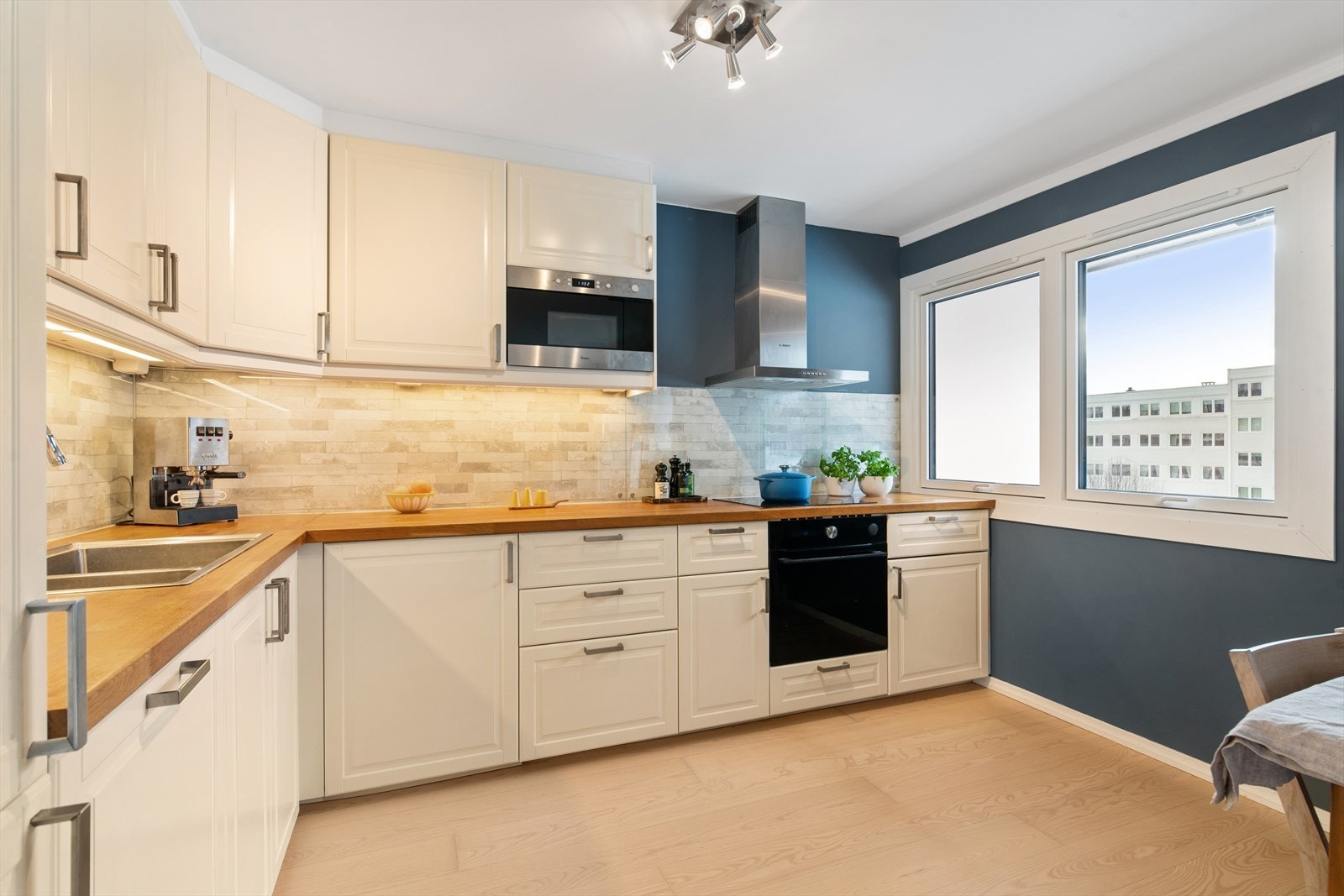 Innredningen inkluderer integrert stekeovn, mikro, induksjonstopp og oppvaskmaskin. Galleribilde